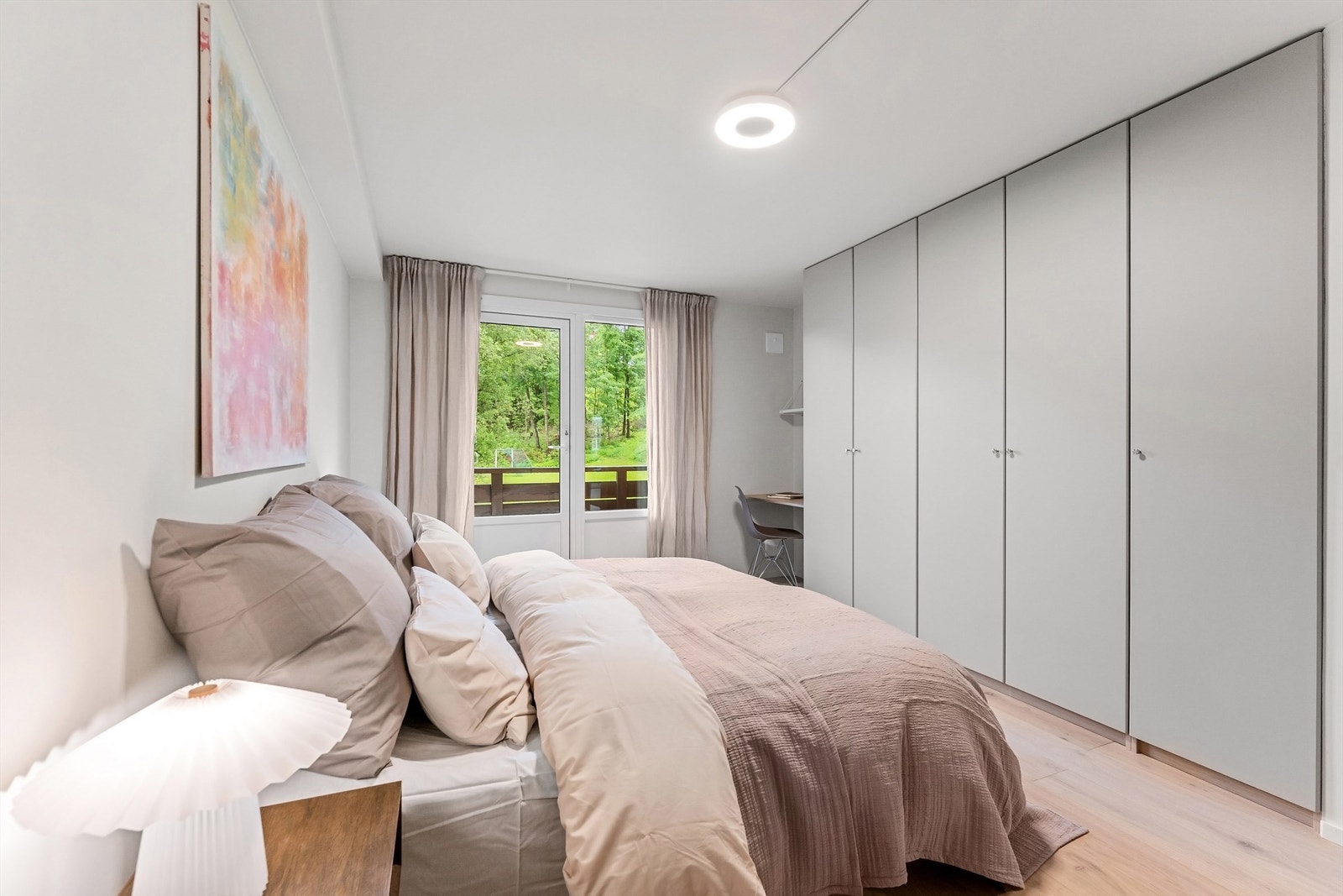 Godt med oppbevaringsplass i garderobeskap med glatte fronter. Galleribilde