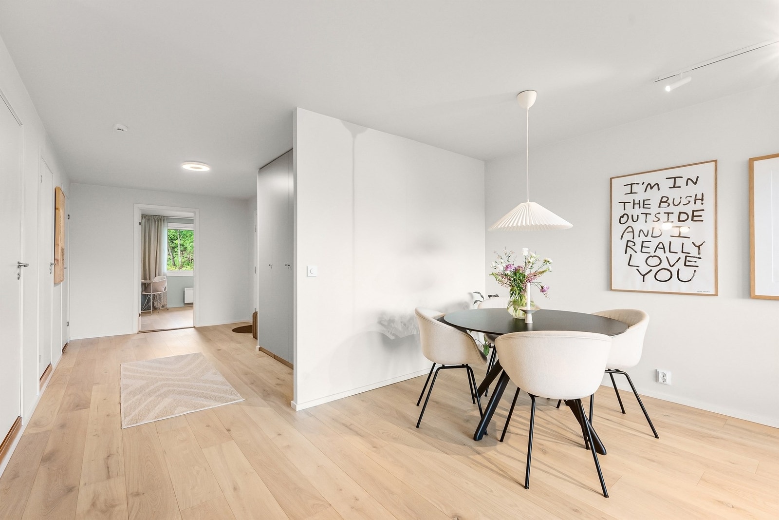 Fra spisestuen ser man mot entreen og videre inn til et av soverommene. Galleribilde