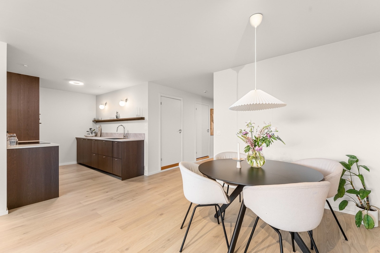 Kjøkkenet er sosialt plassert i åpen løsning med stue og spisestue. Galleribilde
