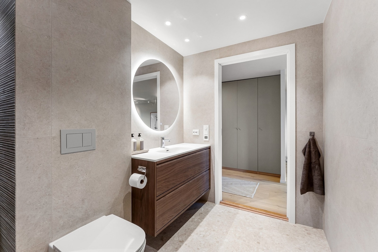 Badet ble bygget i 2026, med flislagte overflater, downlights og elektrisk gulvvarme. Galleribilde