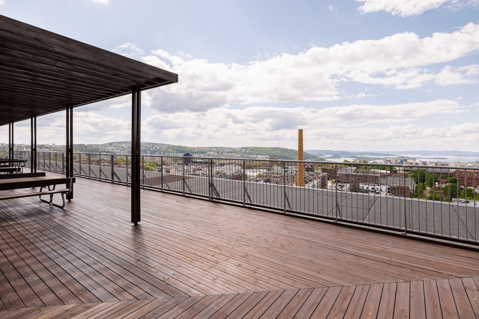 Sameiet disponerer en flott felles takterrasse og selskapslokale i 14. etasje. Takterrassen byr på en imponerende utsikt over hele Oslo by, og er et perfekt sted å nyte solrike dager og hyggelige sammenkomster. Galleribilde