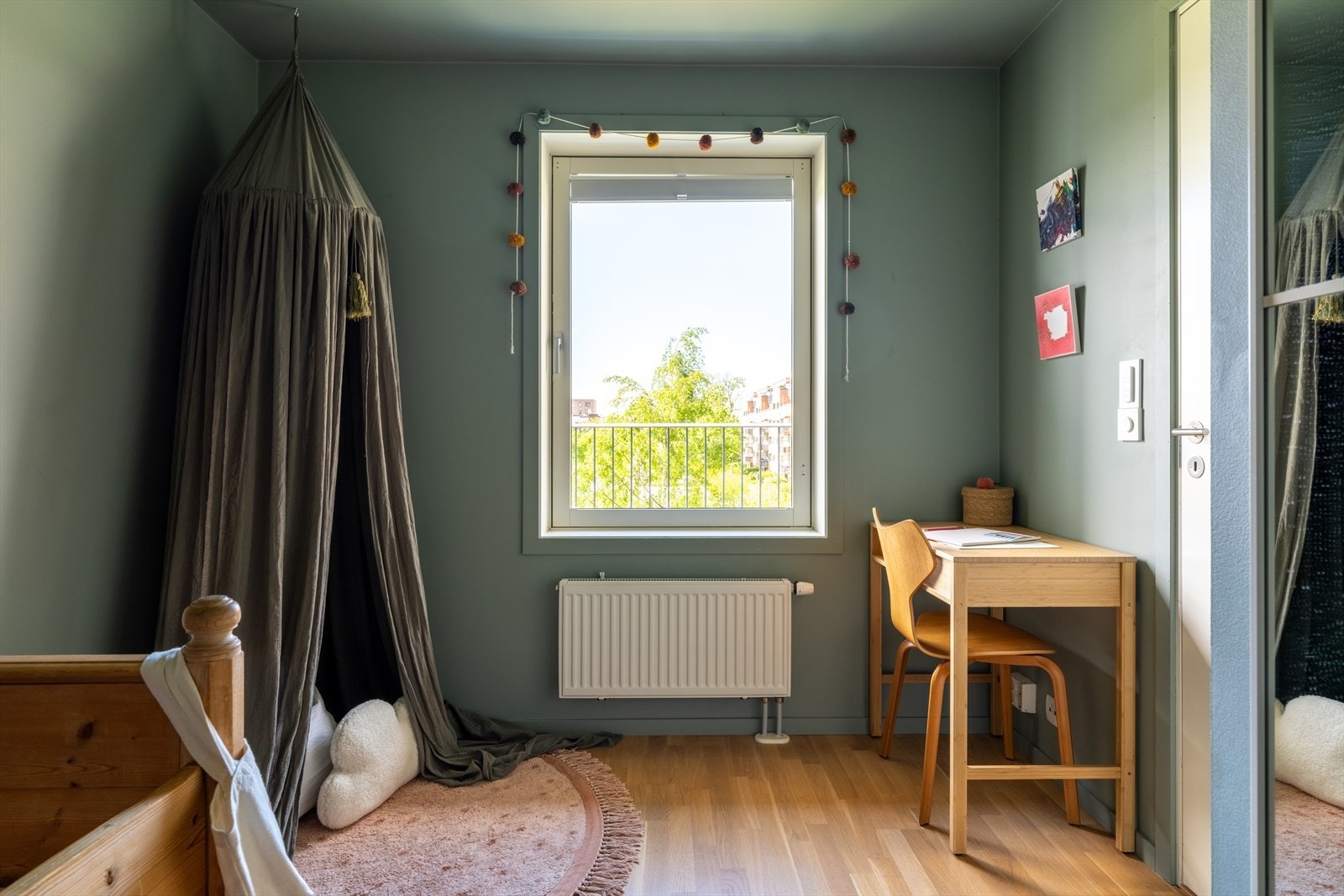 Rommet har et nydelig utsyn mot grønne omgivelser og er malt i en dyp grønnfarge som skaper en lun og rolig atmosfære. Galleribilde
