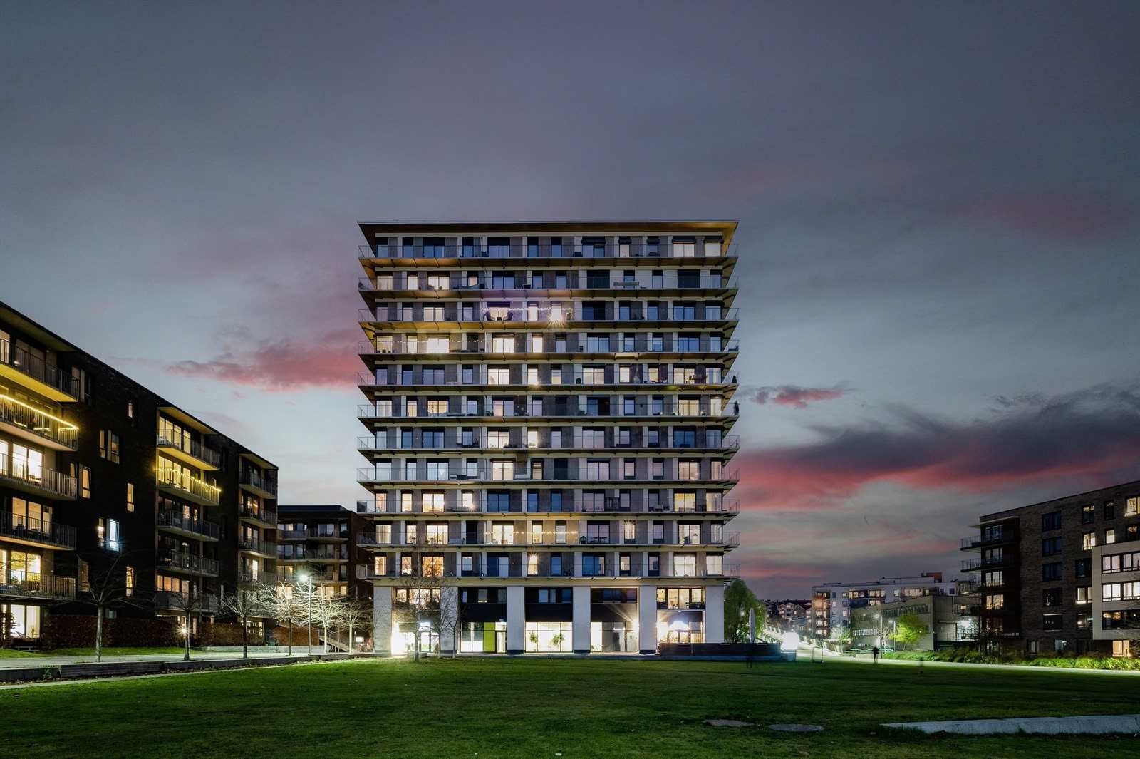 Fasaden - flott beliggenhet i byggets 3. etasje. Galleribilde