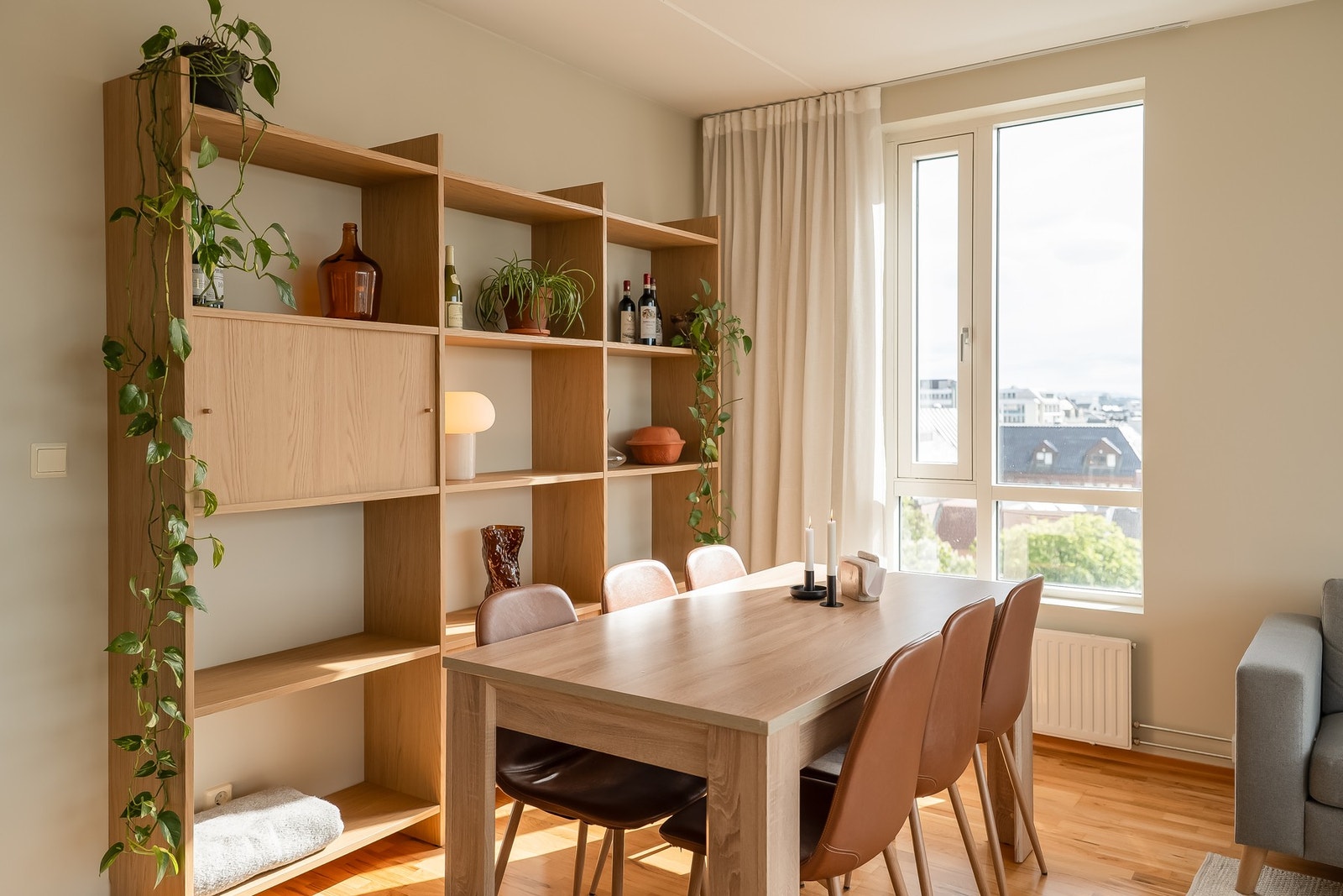 Her har man plass til et romslig spisebord, noe som legger til rette for hyggelige middager og sosiale sammenkomster. Galleribilde
