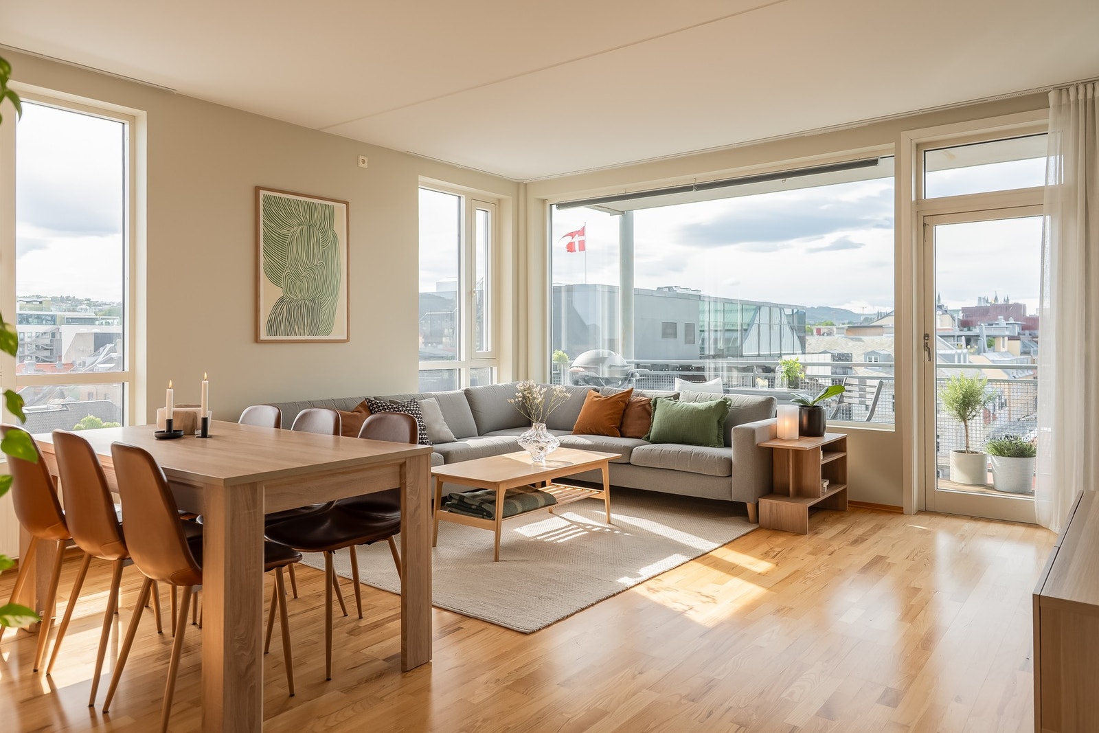 Romslig stue med store vinudsflater som slipper inn rikelig med naturlig dagslys. Galleribilde