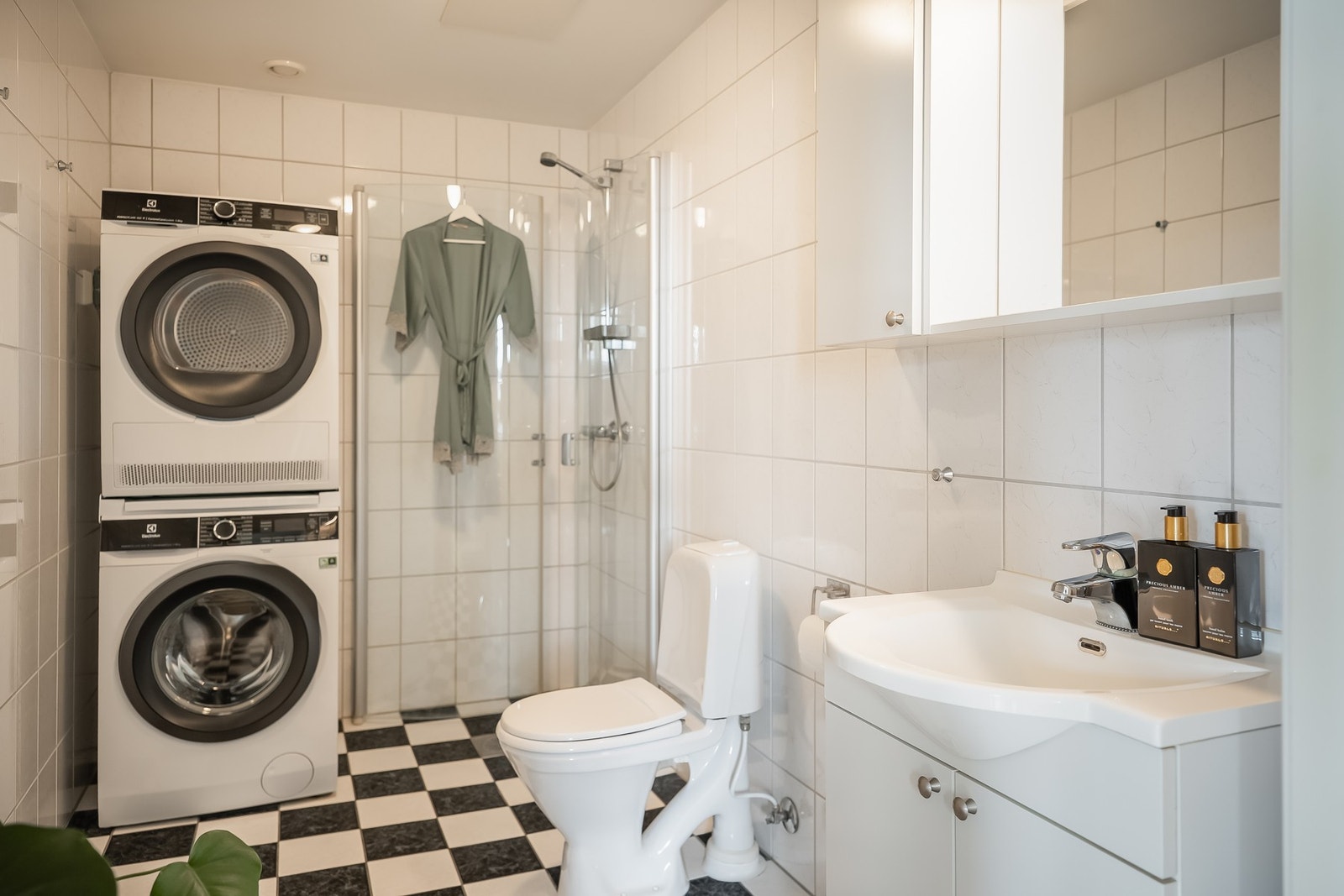 Badet er på 5,5 kvm og har en praktisk utforming med god plass til vaskemaskin og tørketrommel. Galleribilde