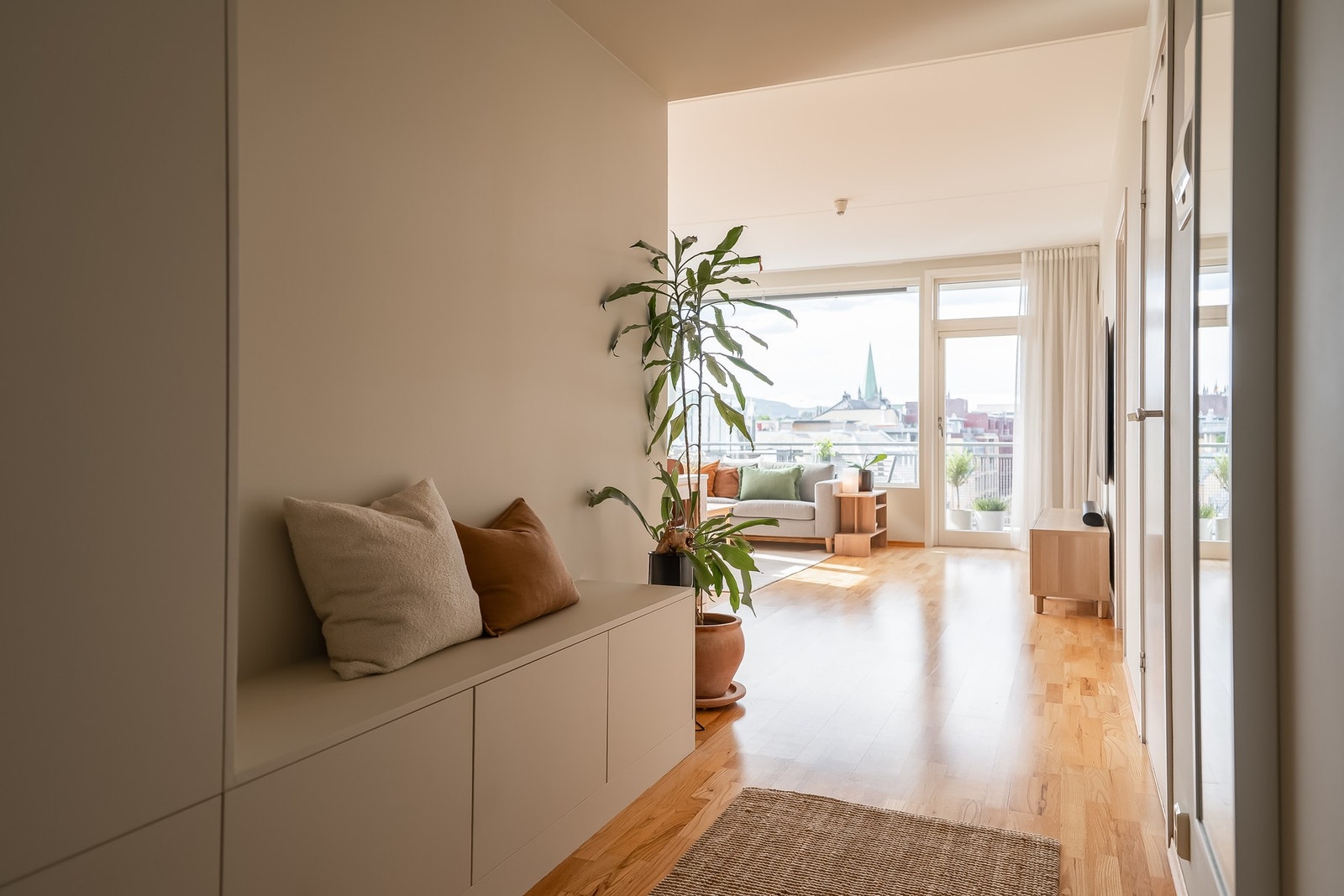 Entréen gir et godt førsteinntrykk og leder deg naturlig videre inn til den lyse og innbydende stuen. Galleribilde
