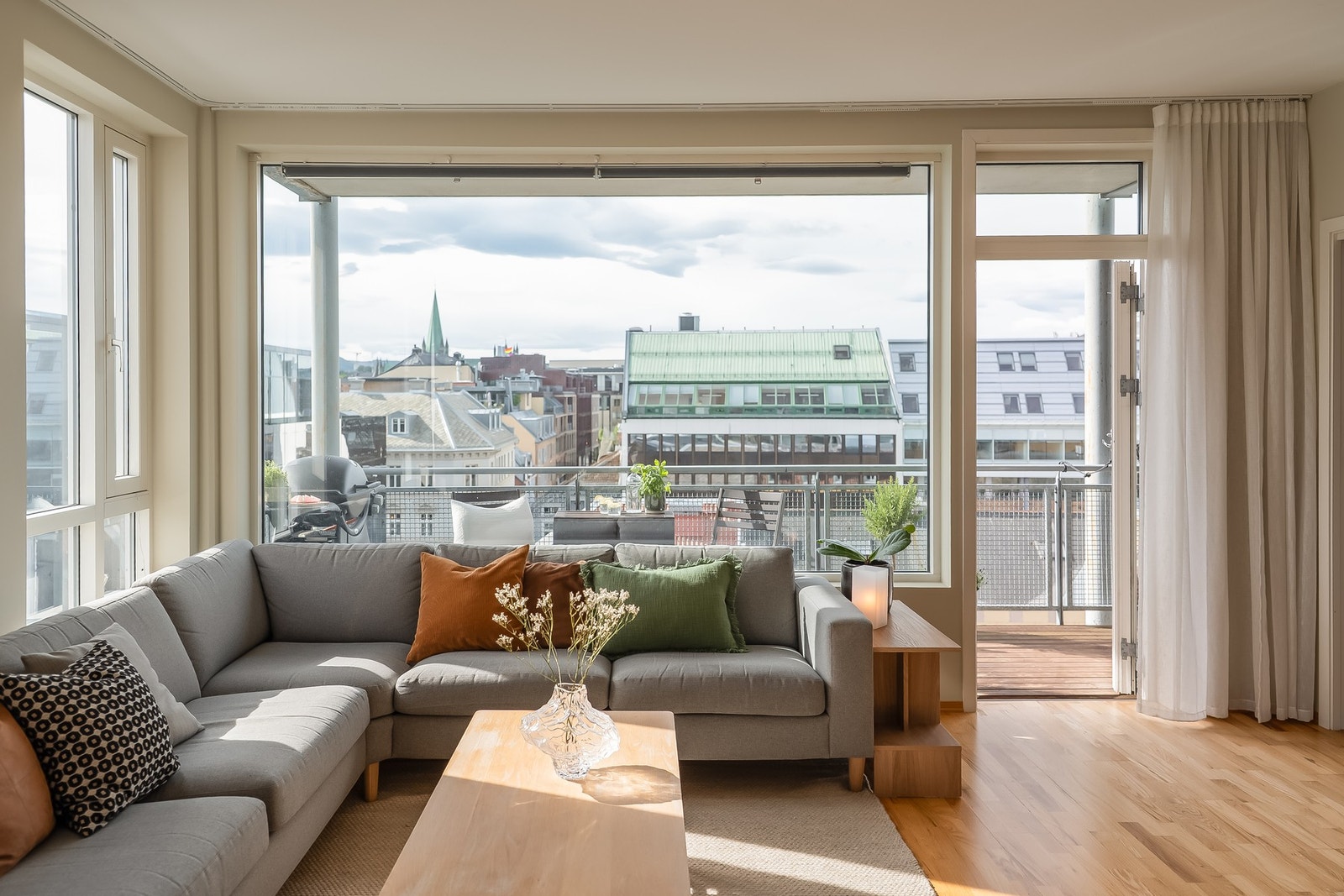 Takhengte gardinskinner gir mulighet for gulv-til-tak-gardiner som understreker den gode takhøyden. Mot sør er det montert dobbelskinne for fleksibel sol- og innsynsskjerming. Galleribilde