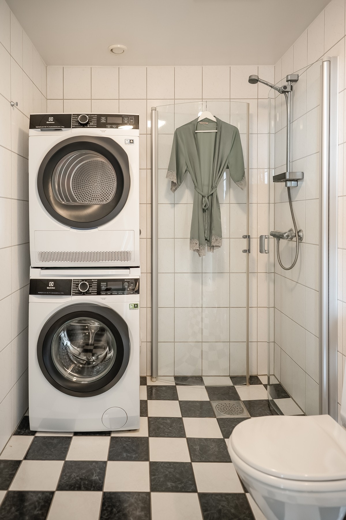 Badet er utstyrt med behagelig gulvvarme, servantskap med servant, toalett og dusjhjørne med innfellbare dusjvegger. Galleribilde