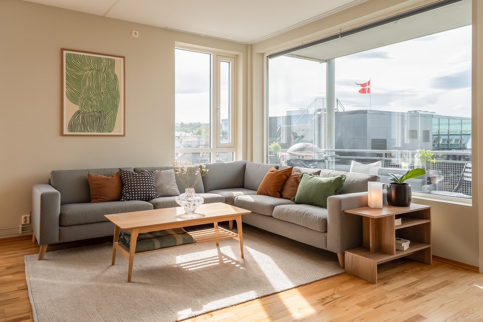 Stuen har en generøs takhøyde på ca. 2,7 m, noe som gir en luftig og romslig atmosfære. Galleribilde
