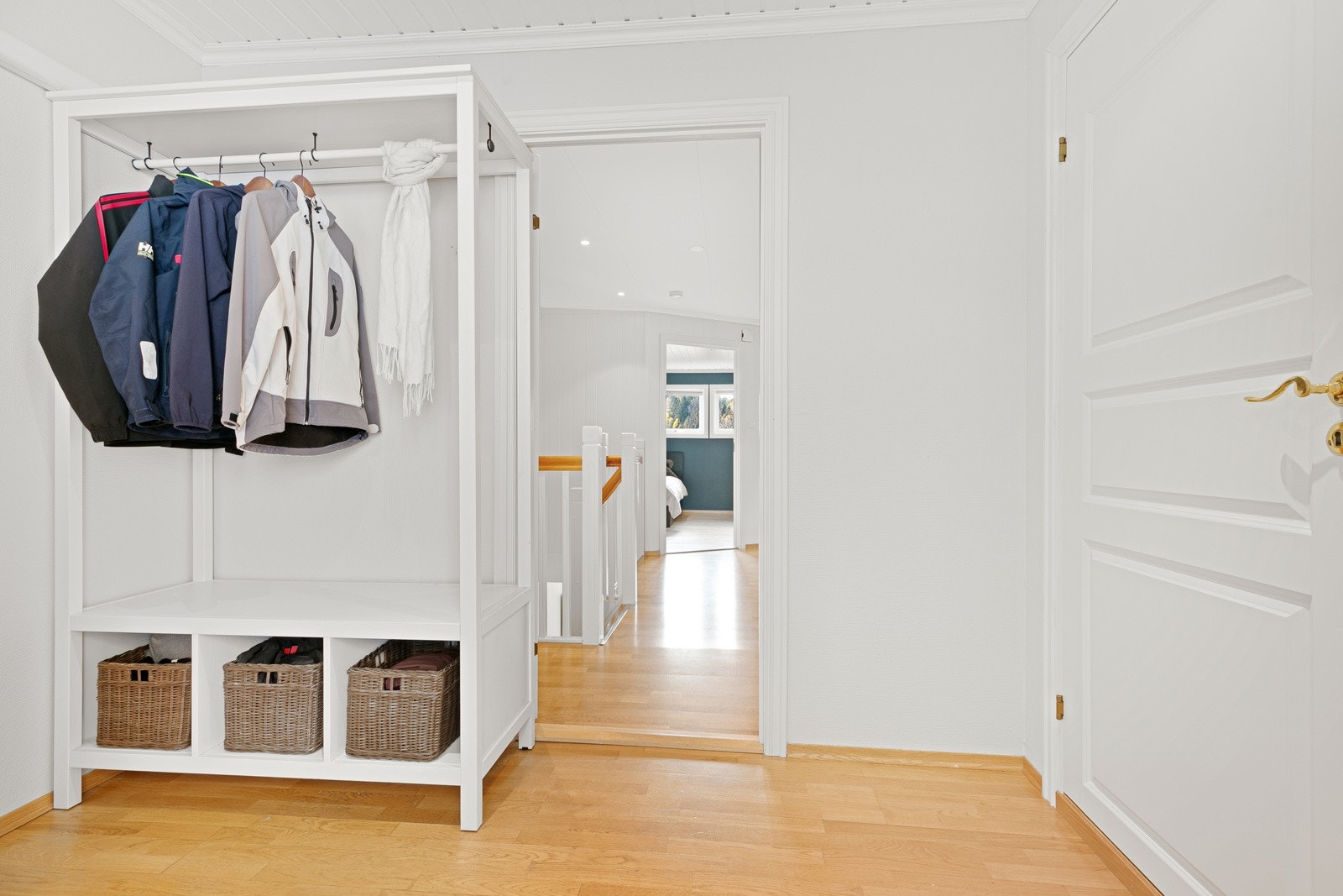 Hall har også plass til garderobe Galleribilde