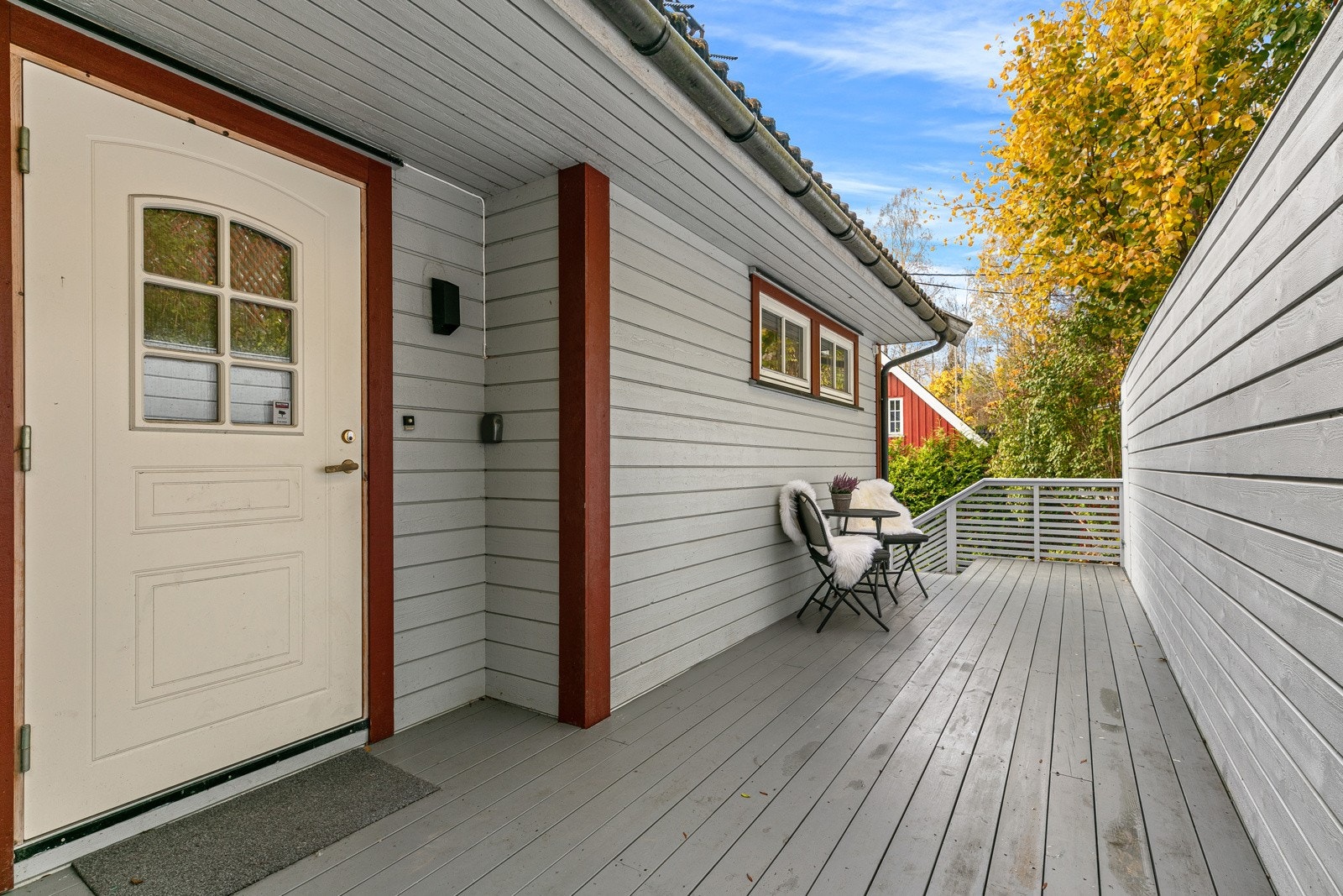 Terrasse også ved inngangspartiet Galleribilde