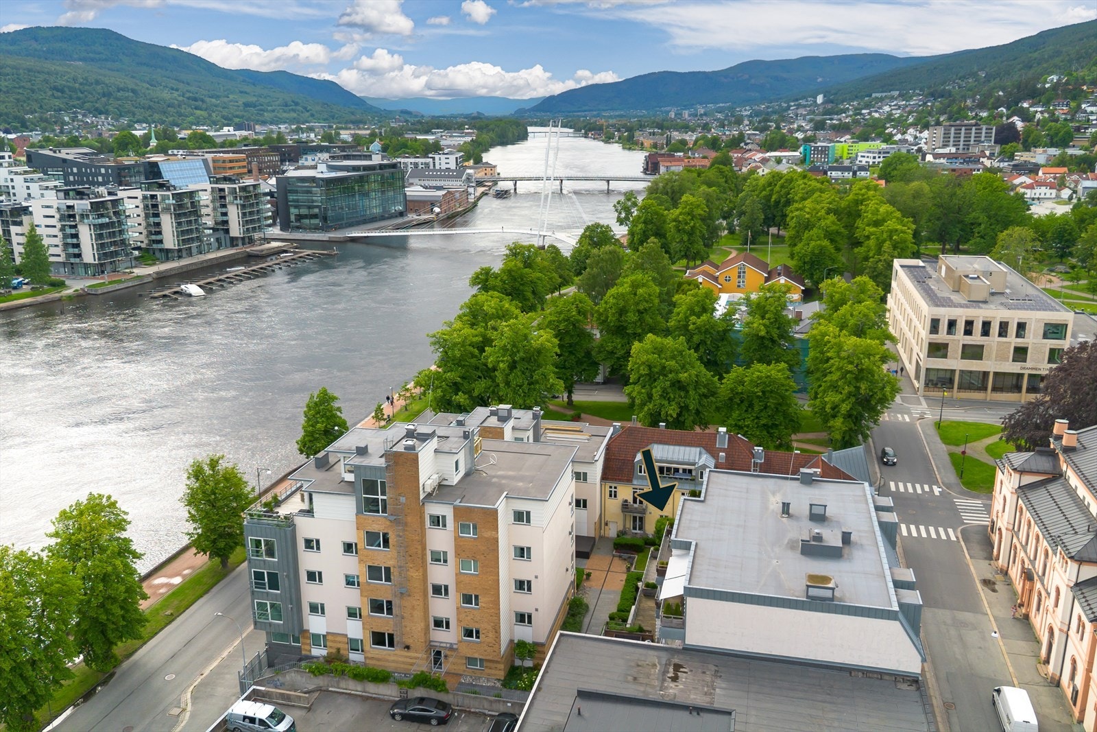 Beliggenheten er helt ypperlig - ved elvebredden, meget sentralt - dog rolig Galleribilde