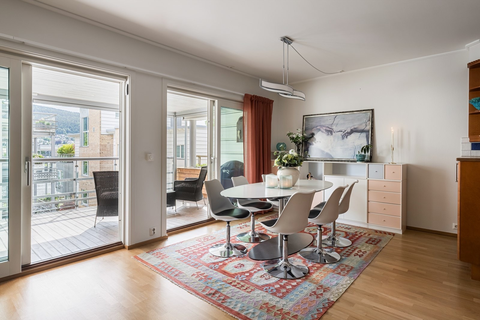 I tilknytning til kjøkken er det god plass for romslig spisegruppe - samt er det tilhørende vitrinemøblement med belysning i kjøkkeninnredning Galleribilde