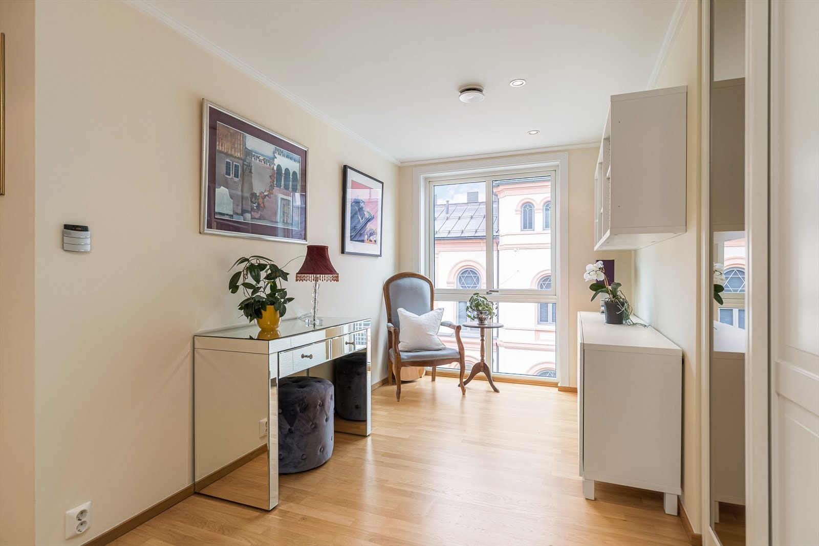 Rommet er opprinnelig byggemeldt som soverom, og selger påtar seg jobben ved å sette tilbake lettvegg/dør om ønskelig. Dette må spesifiseres i forbindelse med budgivningen. Galleribilde