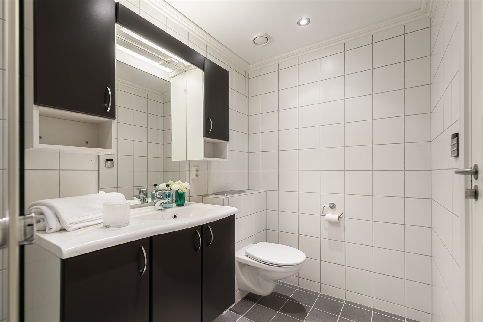 Badet har romslig dusjnisje og rikholdig innredning. Elektriske varmekabler i gulv og downlights i tak. Galleribilde