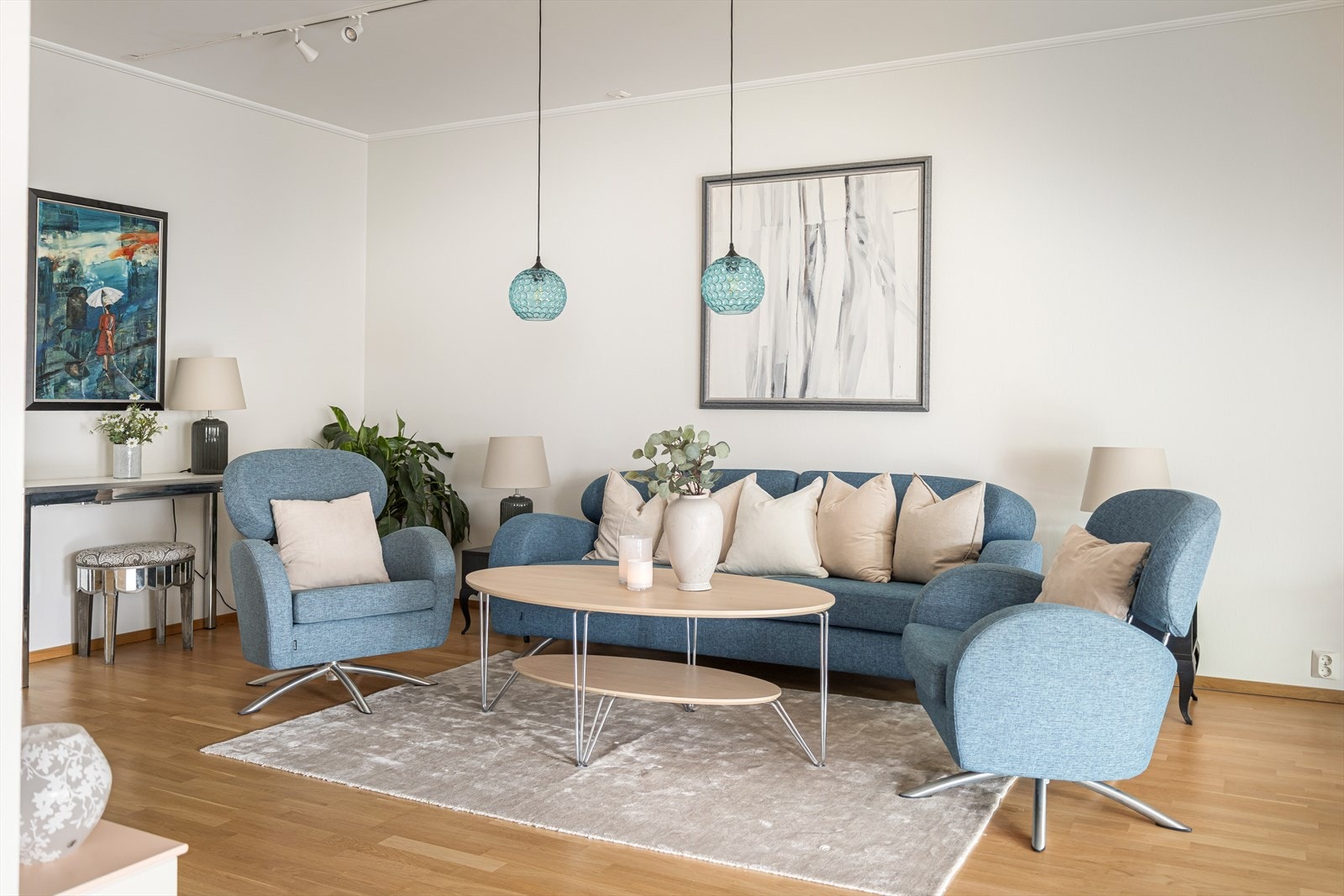 Rommet har naturlige møbleringssoner for sofa og spisesgruppe Galleribilde