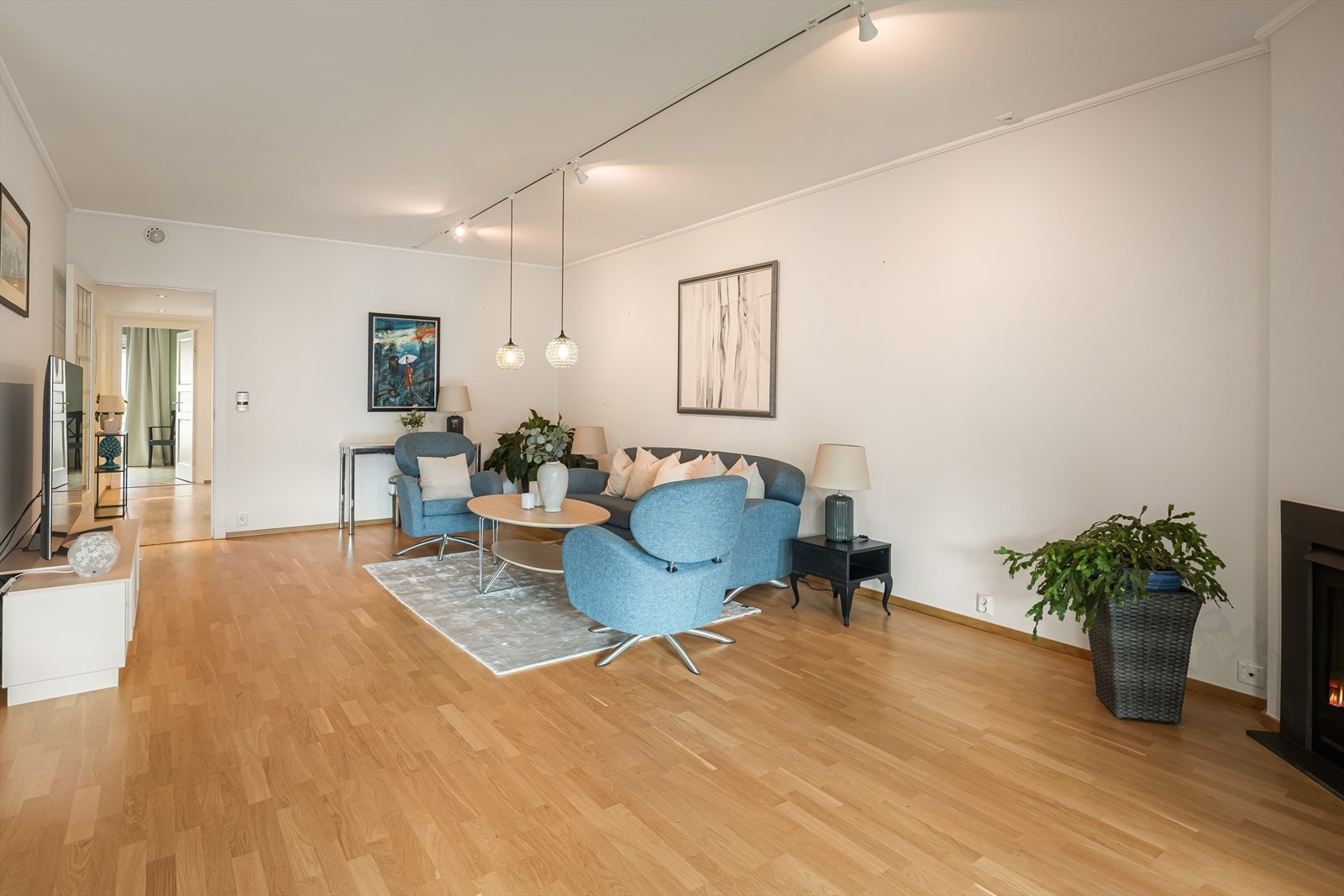 Fra hall kommer man inn til en meget lys og delvis åpen stue-/kjøkkenløsning Galleribilde