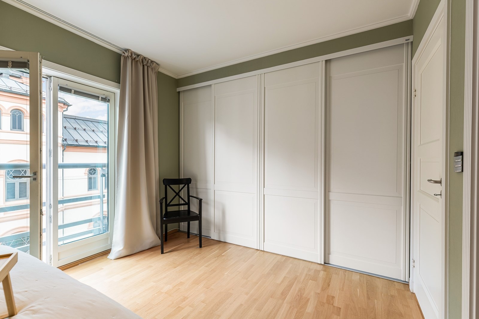 Det er rikt med klesoppbevaring i langsgående skyvedørsgarderobe Galleribilde