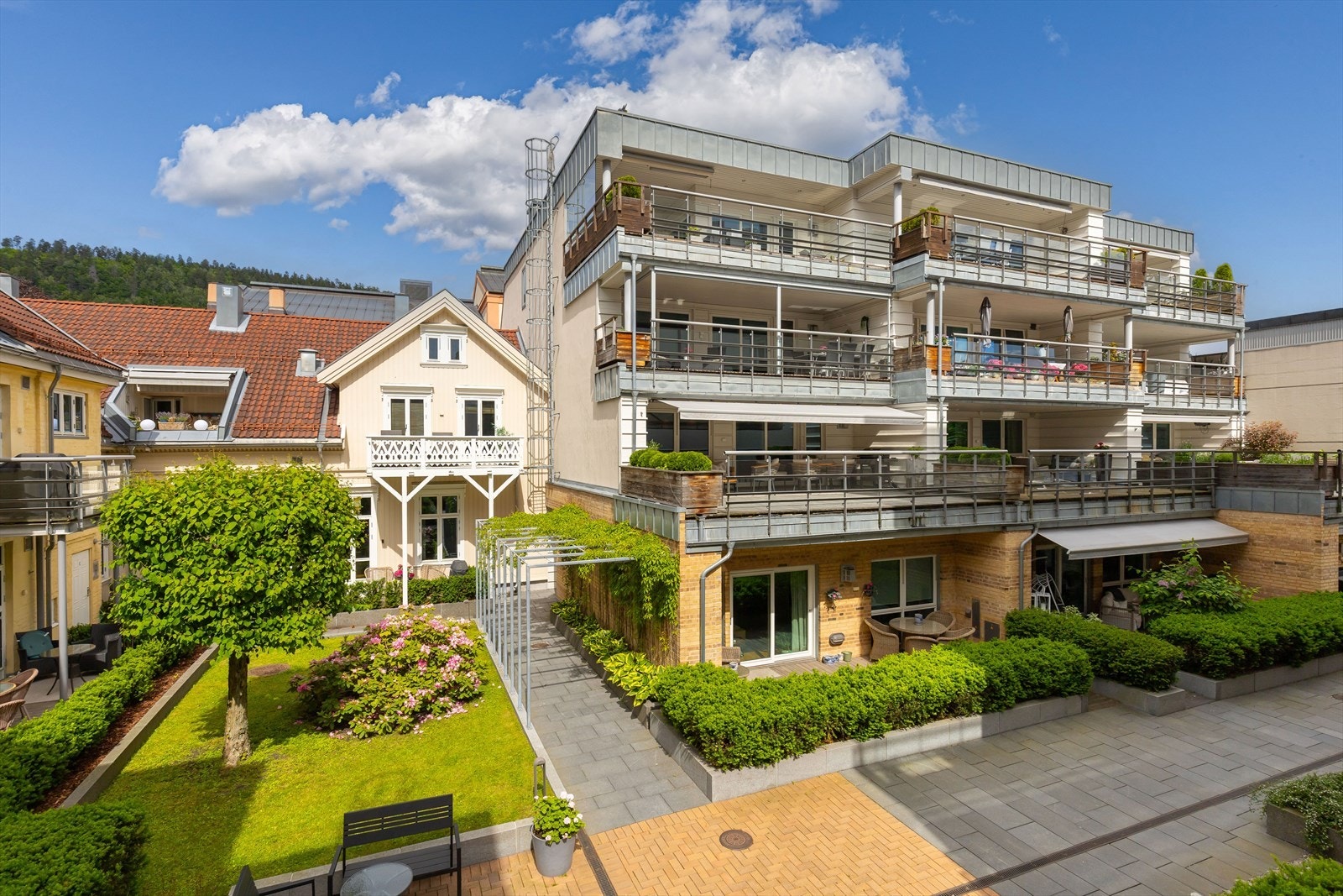 Sameiet har fine og frodige fellesområder i stille bakgård Galleribilde