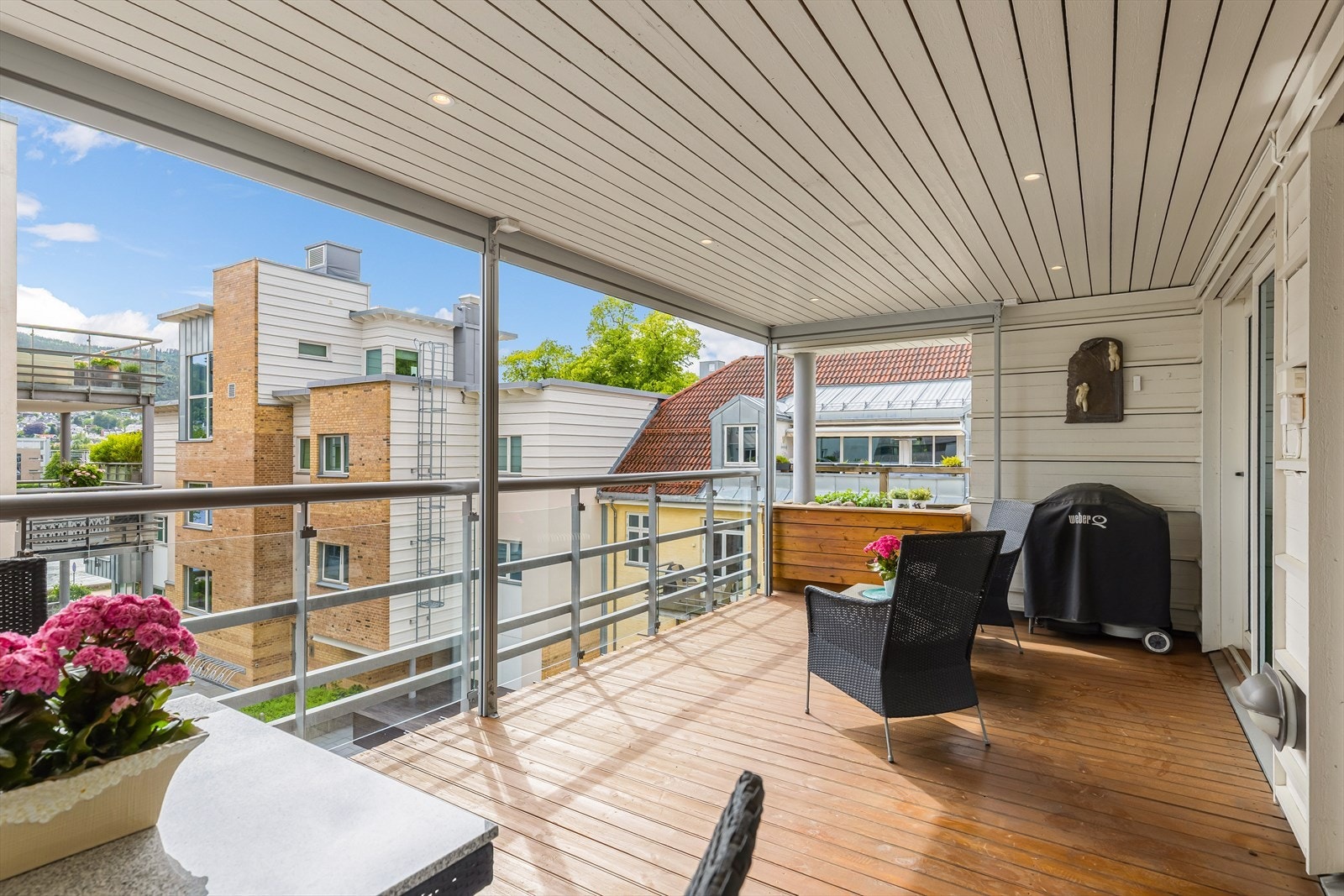 Her har du en super uteplass med god plass for både lounge- og spisemøblement. Galleribilde