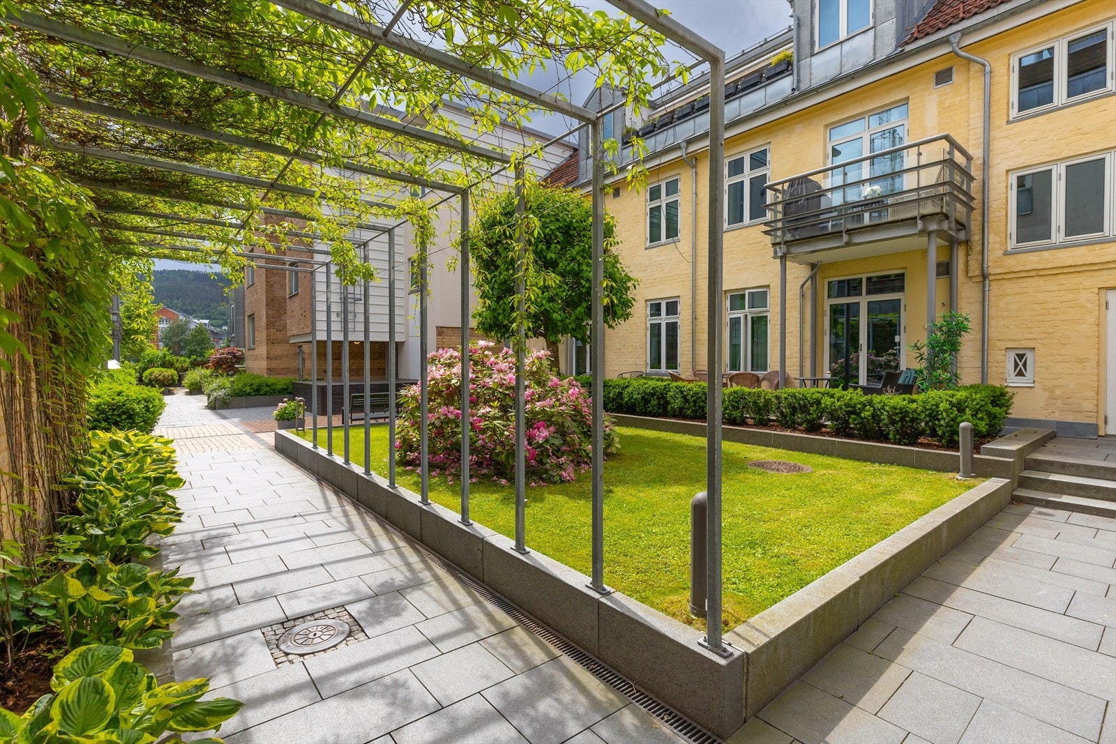 Sameiet har fine og frodige fellesområder mot stille bakgård Galleribilde