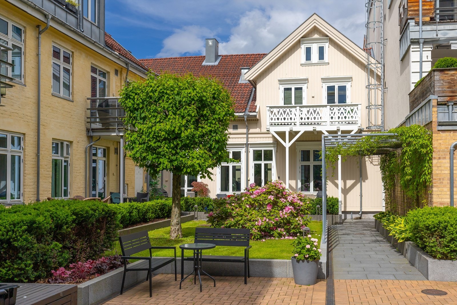 Sameiet har fine og frodige fellesområder mot stille bakgård Galleribilde