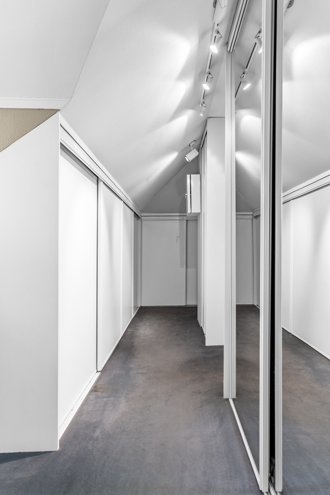 Omkledningsrom mellom master bedroom og bad Galleribilde
