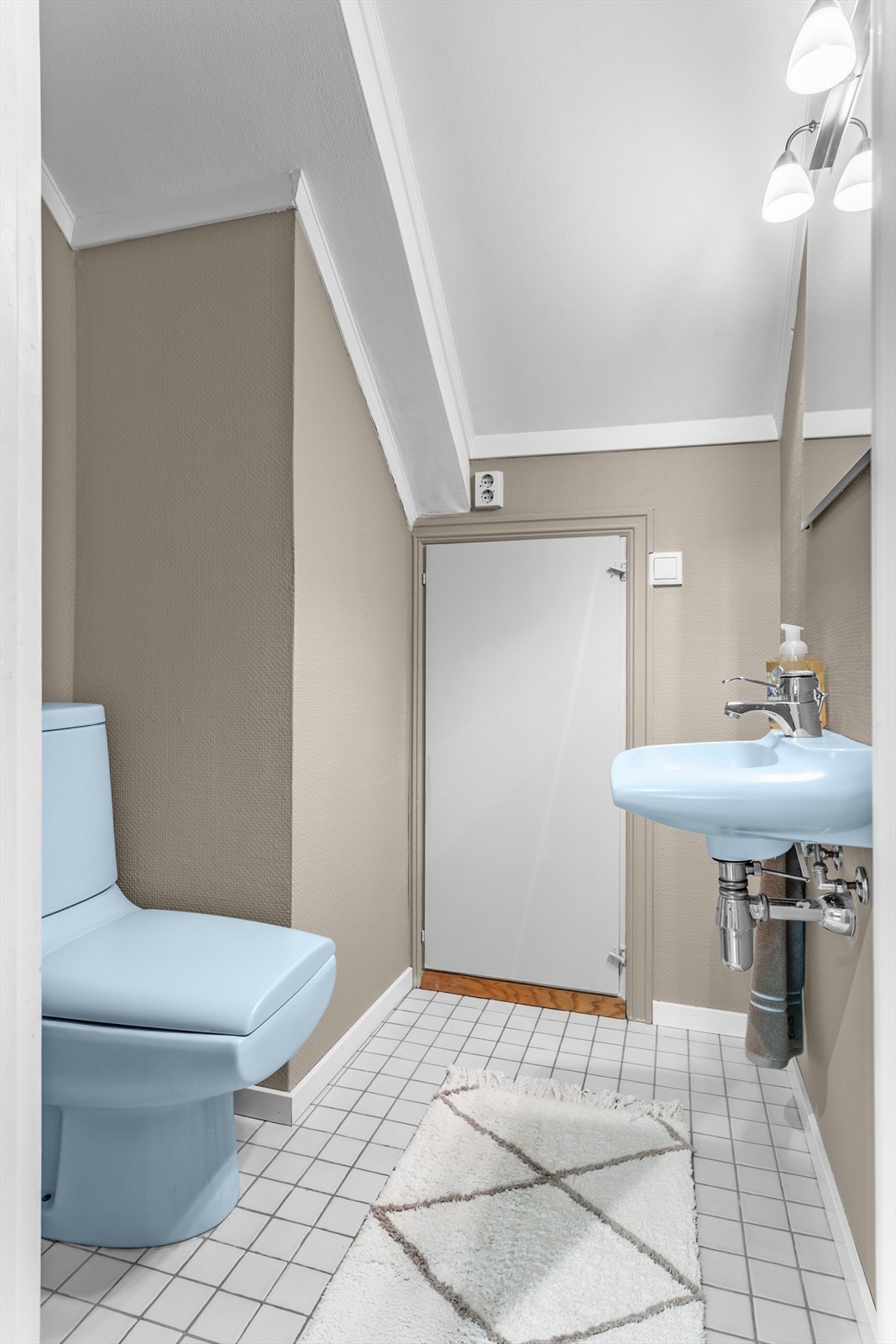 WC - Adkomst via toalettrom til kaldt lagringsloft på ca. 19m² gulvflate Galleribilde