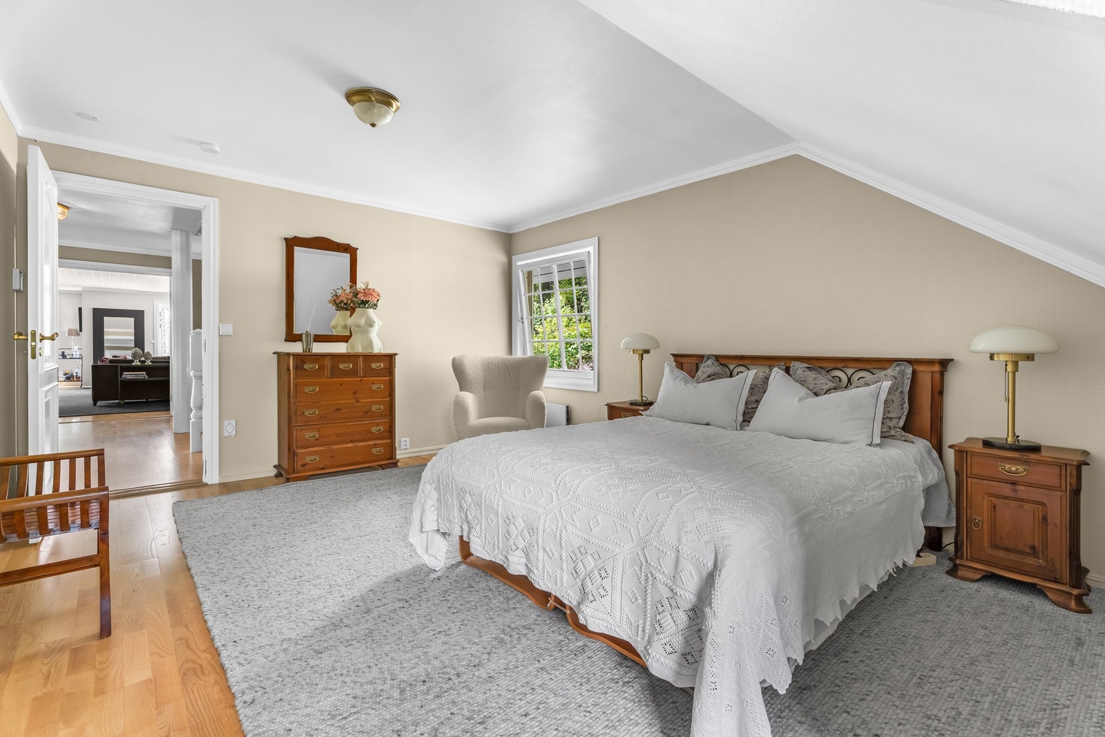 Master bedroom med on-suite bad og garderobe Galleribilde