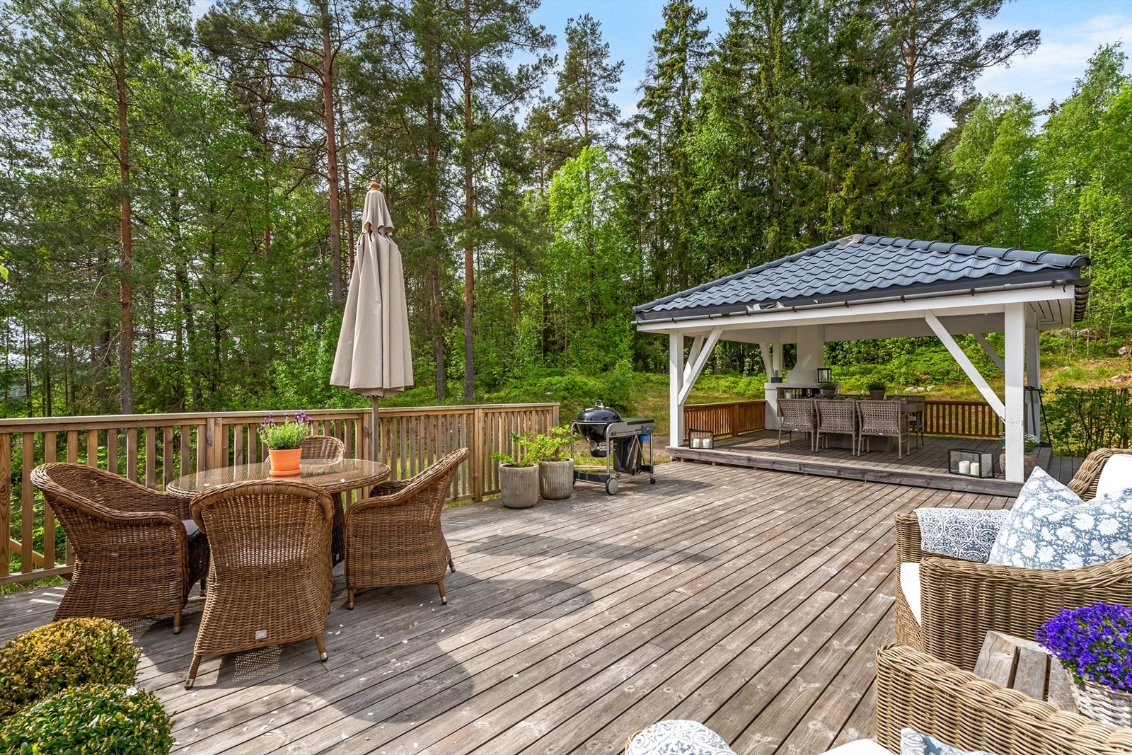 Utgang fra stue og vindfang til solrik markterrasse på ca. 118 m², her kan late sommerdager nytes med hele familien Galleribilde