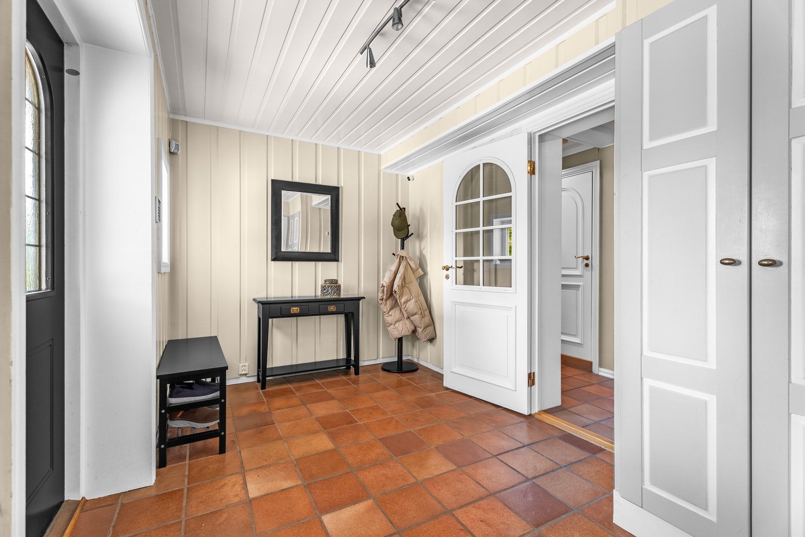 Romslig hall med mye lagringsmuligheter til yttertøy Galleribilde