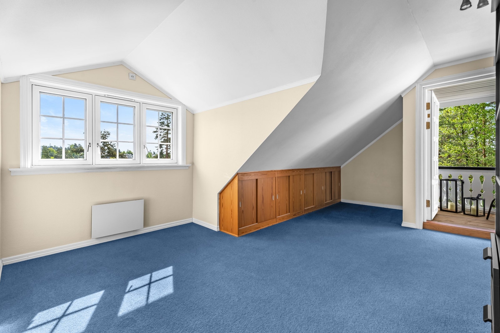 Soverom ll - Utgang fra soverom til balkong på ca. 3,5m². Galleribilde