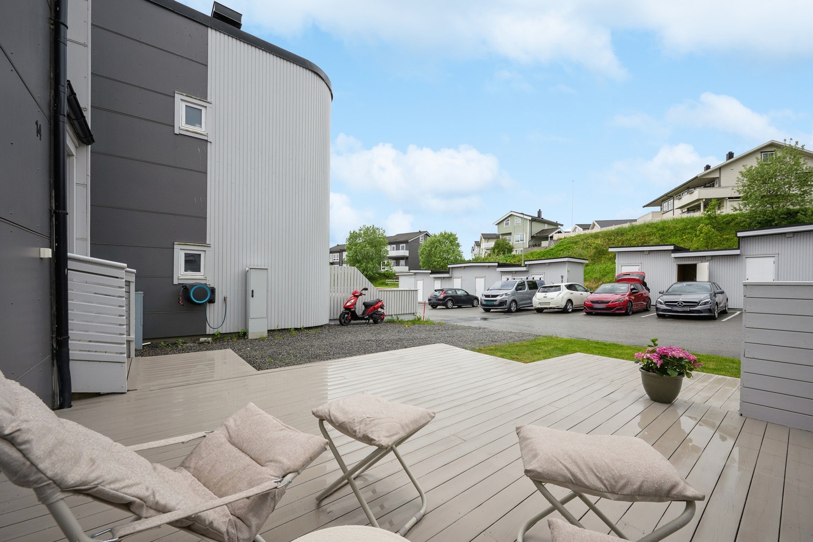 Koselig markterrasse ved inngangspartiet vendt mot vest - med svært gode sol- og lysforhold. Praktisk sportsbod for ekstra oppbevaring like ved. Galleribilde