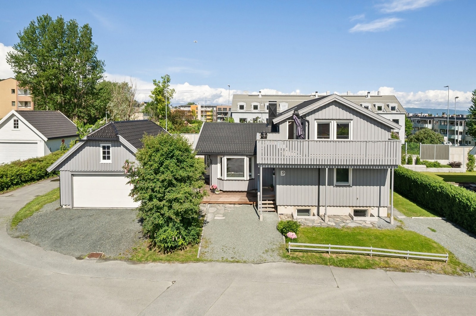 Boligen ble renovert/påbygd i 2019 og har derfor en gjennomgående god standard i hele boligen. Stor garasje med god plass til biler og lagringsplass. Flotte uteområder med gode solforhold. Galleribilde