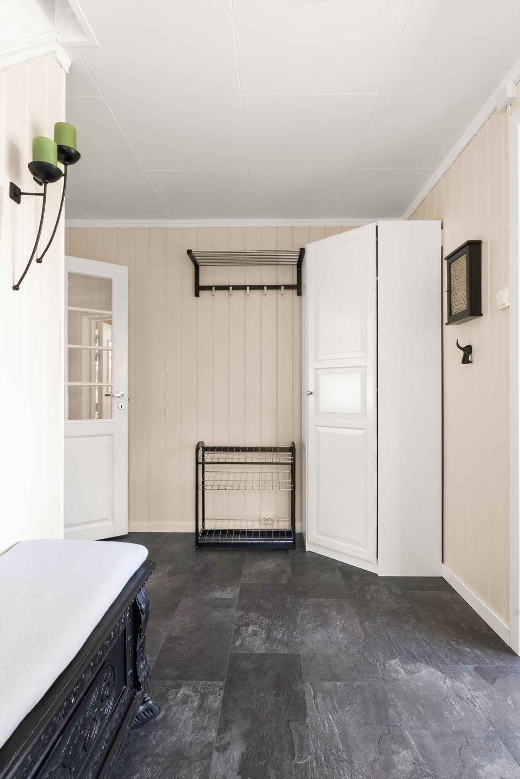 Velkommen inn! Gangen er smart utnyttet med en plasstilpasset hjørnegarderobe, hattehylle og skostativ, noe som gjør det enkelt å holde orden på både jakker og sko. En perfekt og ryddig velkomst for både deg og gjestene dine! Galleribilde