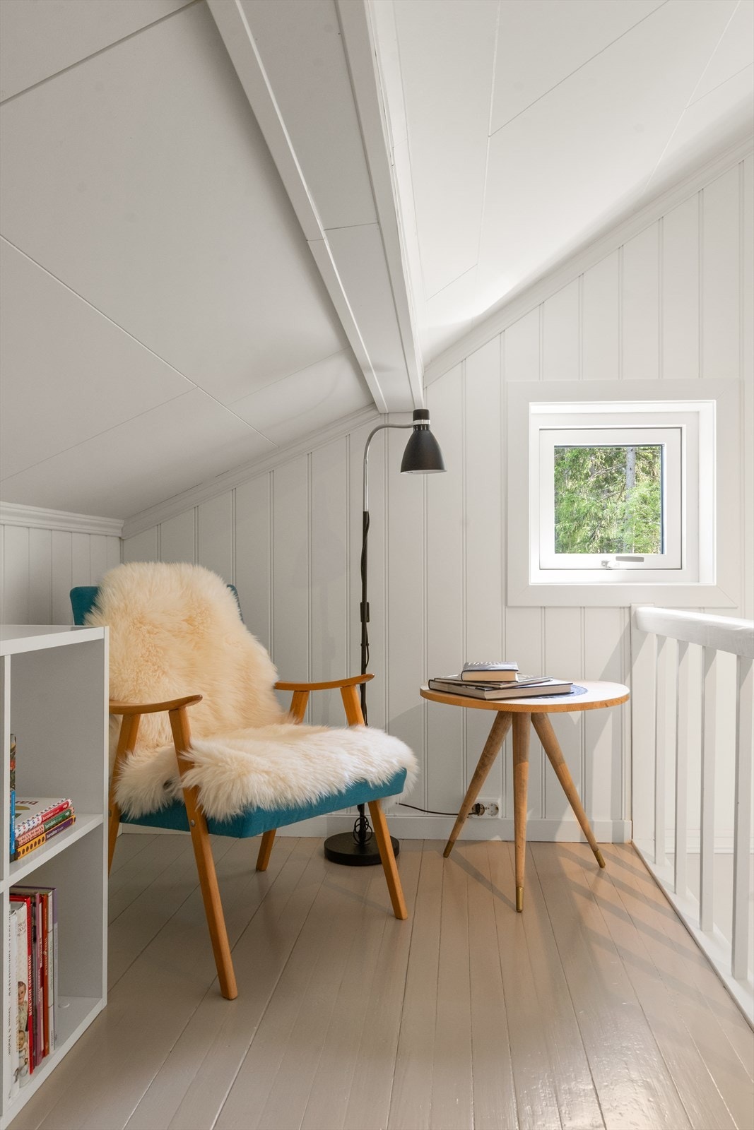 Her i trapperommet er det skapt en lun og intim sone, perfekt for å trekke seg tilbake med en god bok eller en varm kaffekopp. Galleribilde