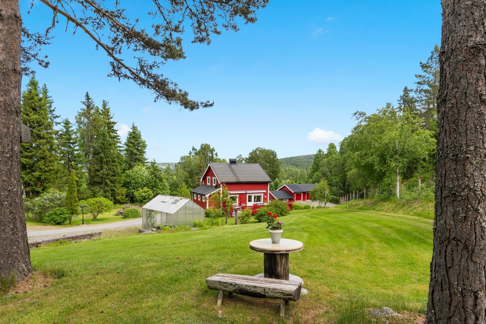 Koselig sitteplass i enden av eiendommen - her er det perfekt å nyte morgenkaffen mens du speider utover ditt eget landlige paradis. Galleribilde