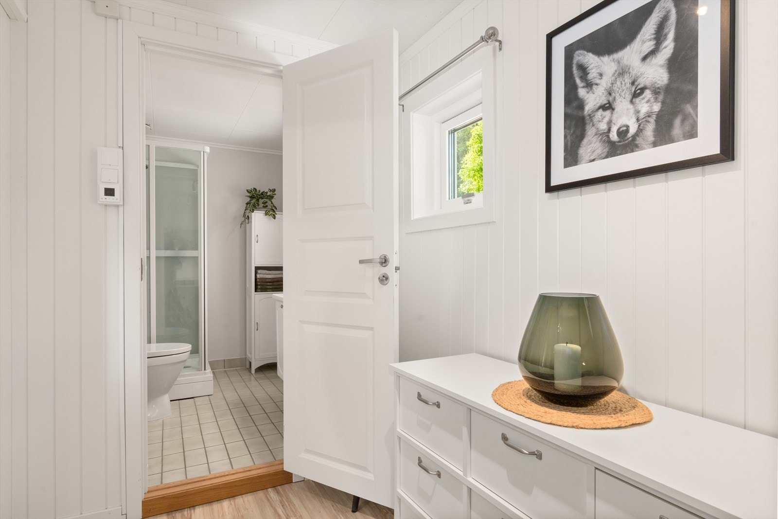 I flukt med hjemmekontoret ligger badet i boligen - la oss gå inn og ta en kikk! Galleribilde