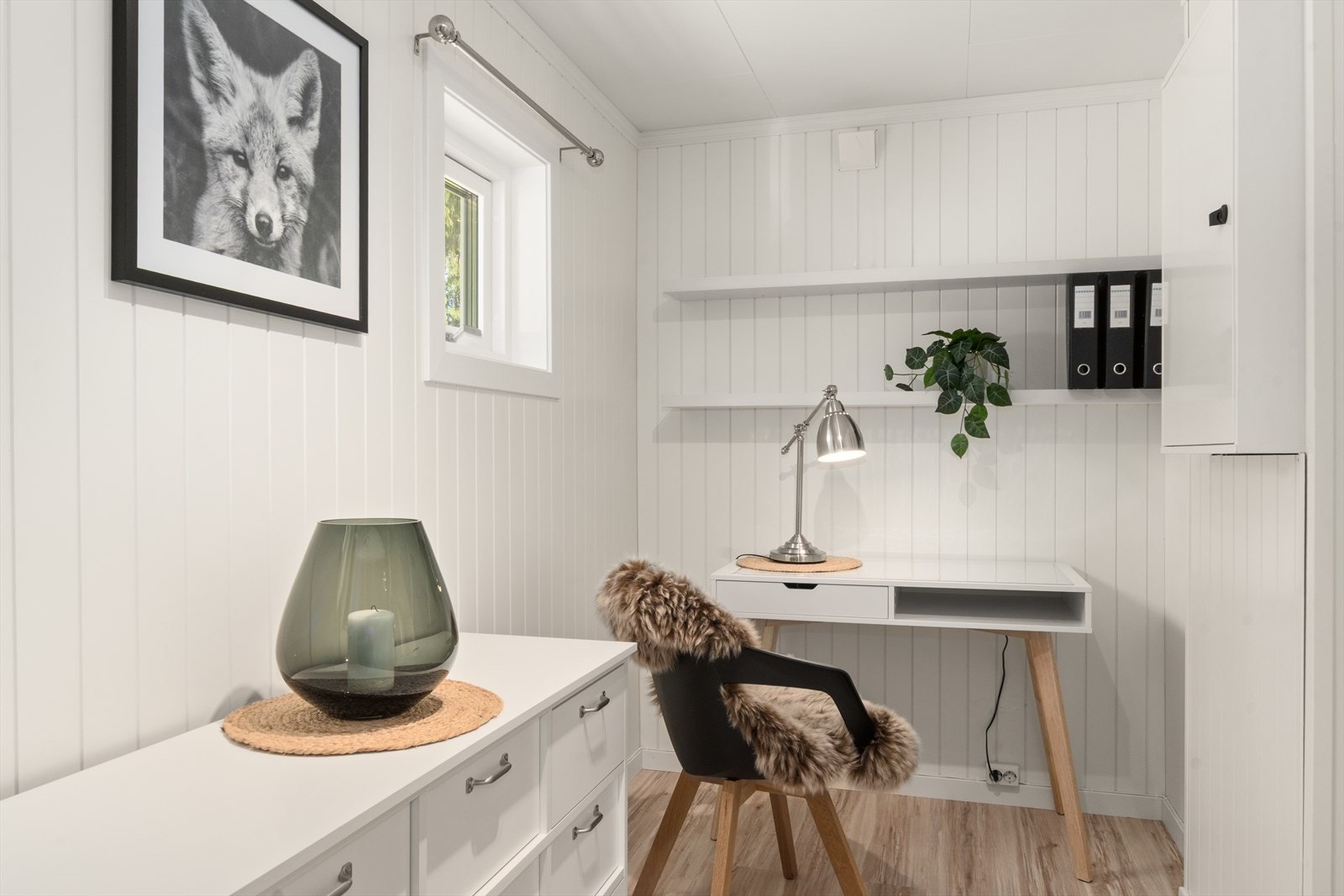 Praktisk rom ved siden av kjøkkenet; hjemmekontor, walk-in closet, gjesterom eller bod? Du bestemmer! Galleribilde