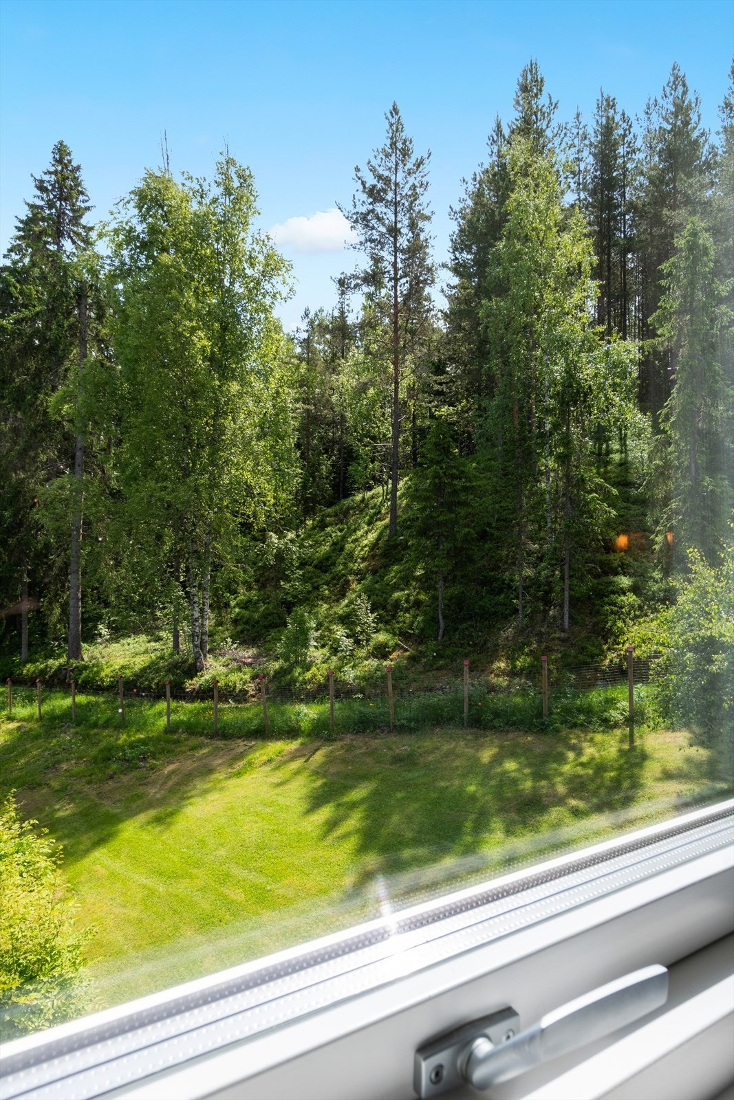 Dette er utsikten som møter deg når du titter ut av soveromsvinduet ditt! Galleribilde