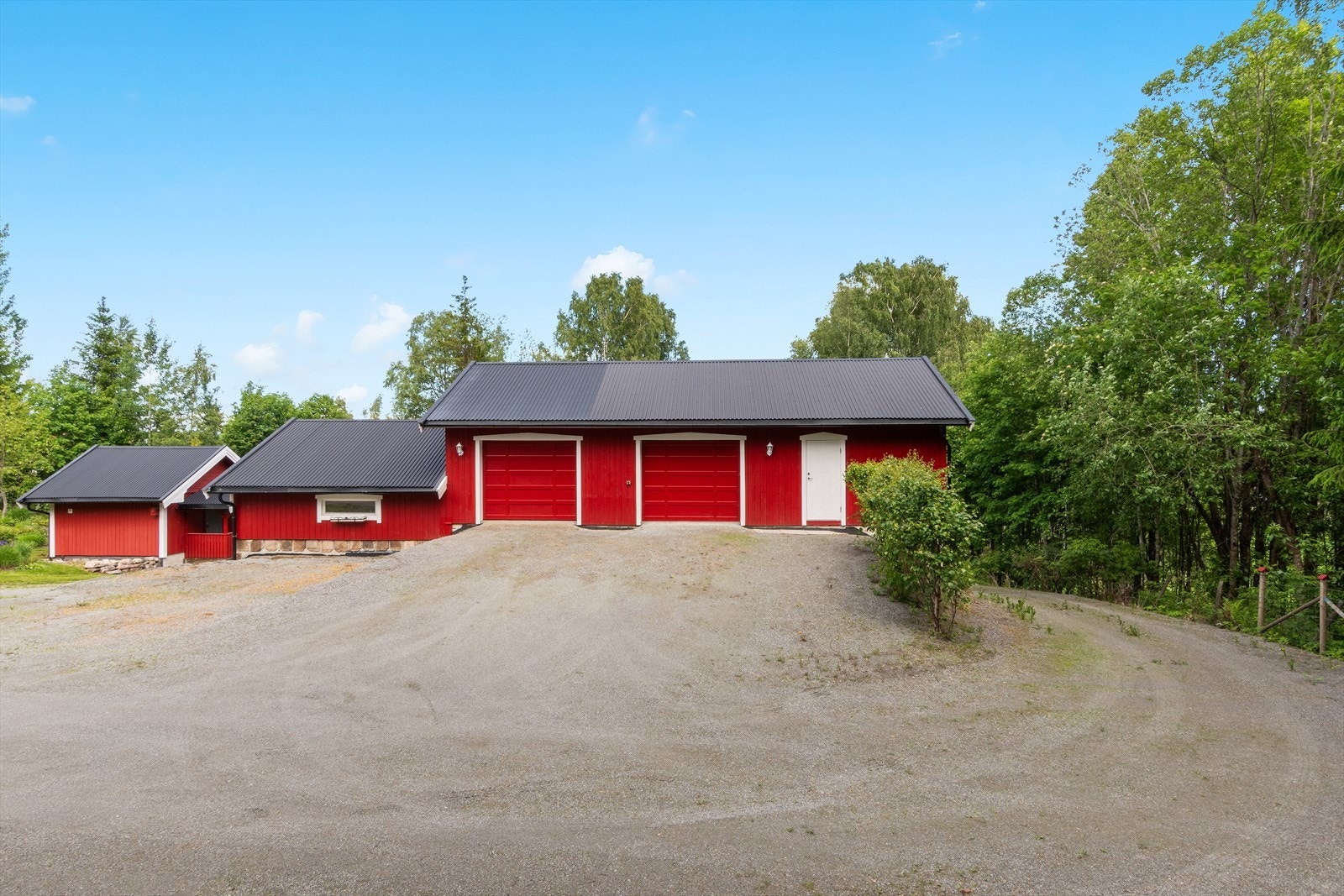Her har du rikelig med lagringsplass og rom for bilhold eller hobbyaktiviteter! Galleribilde