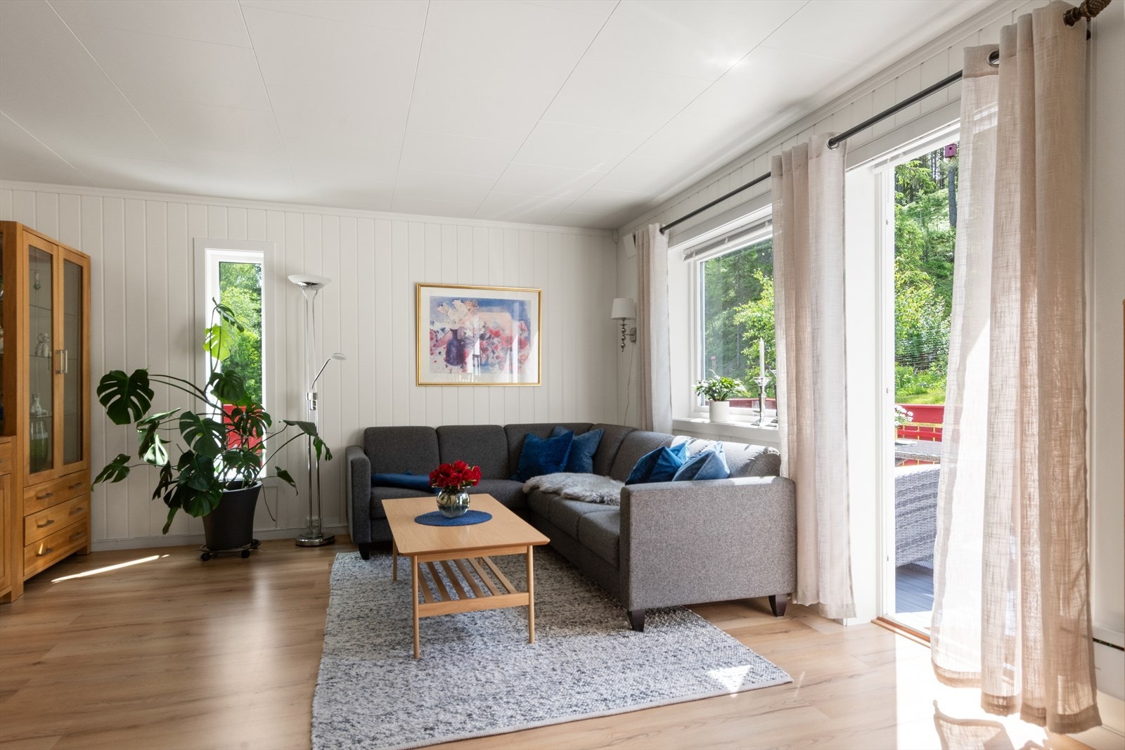 Lys, koselig og innbydende stue med direkte utgang til terrasse og hage. Heng på ut så skal du få se! Galleribilde