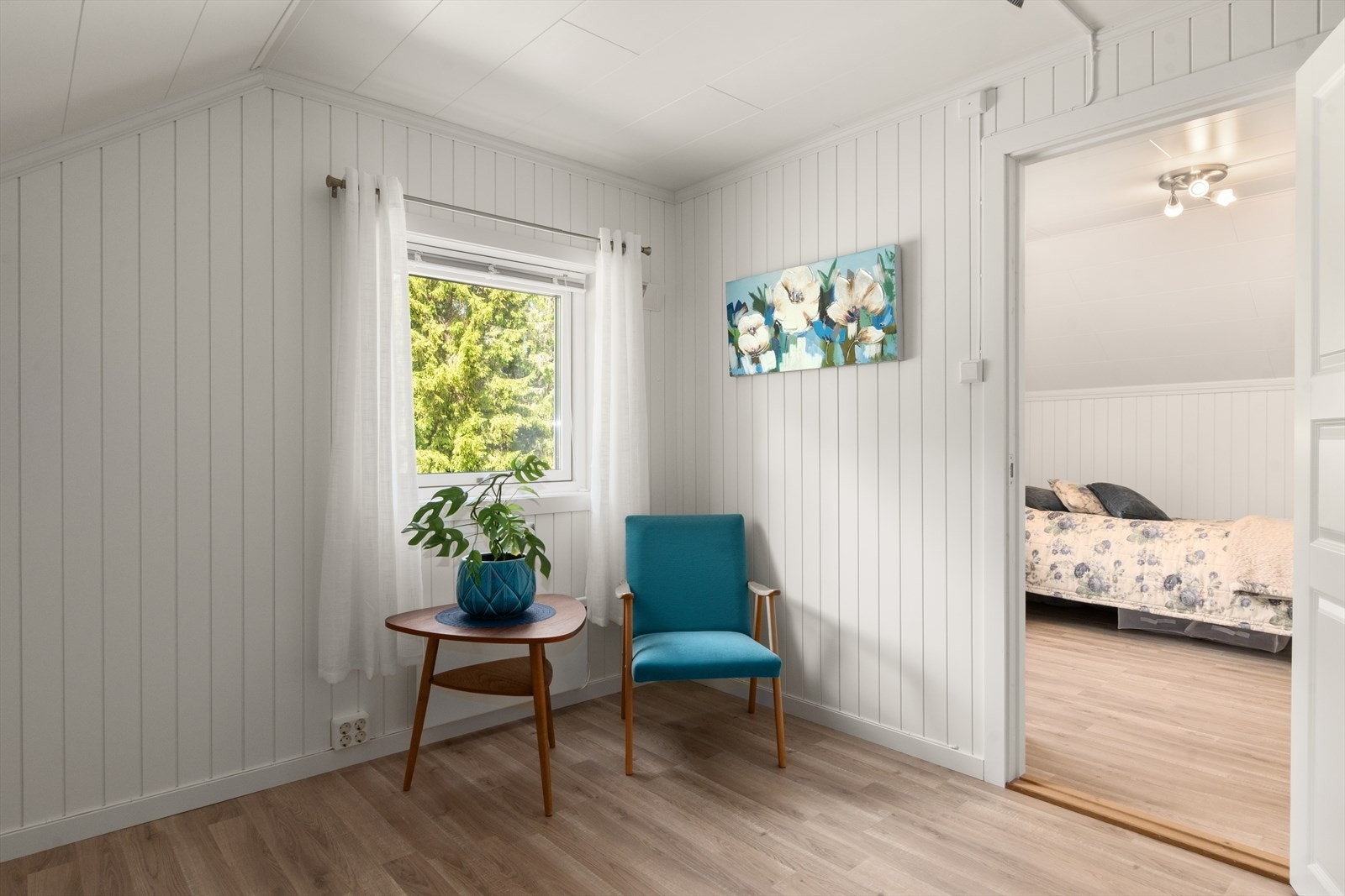 Dette rommet ligger i tilknytning til det andre soverommet og fungerer perfekt som et ekstra værelse, barnerom eller kanskje en egen, privat loftsstue? Galleribilde