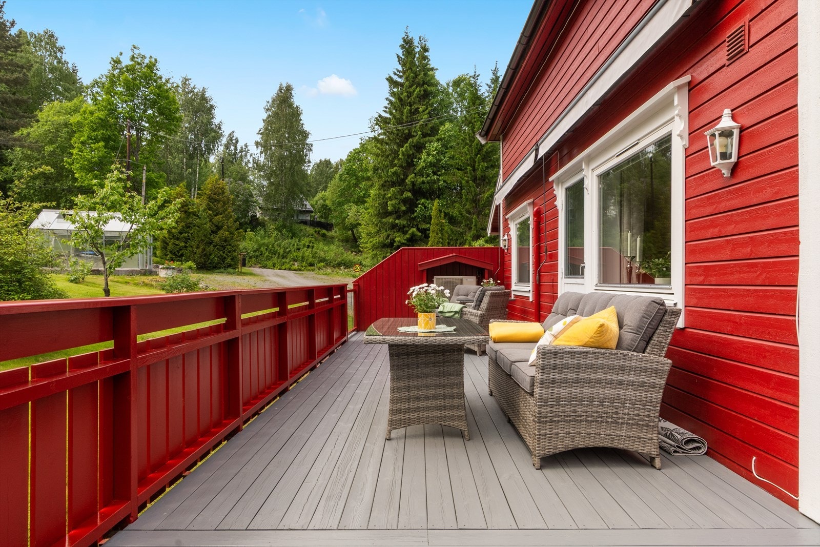 Denne store verandaen er som skapt for uforglemmelige grillkvelder og late dager i solsteiken. Med god plass til en romslig sofagruppe og direkte adkomst fra stuen, blir dette garantert familiens faste samlingspunkt gjennom hele sommerhalvåret. Galleribilde