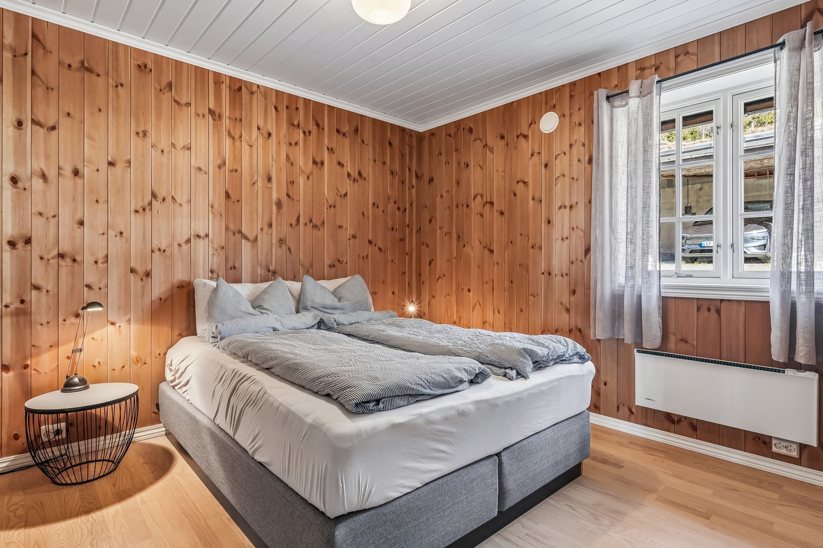 1. etasje har 2 soverom med plass til dobbeltseng og skap Galleribilde