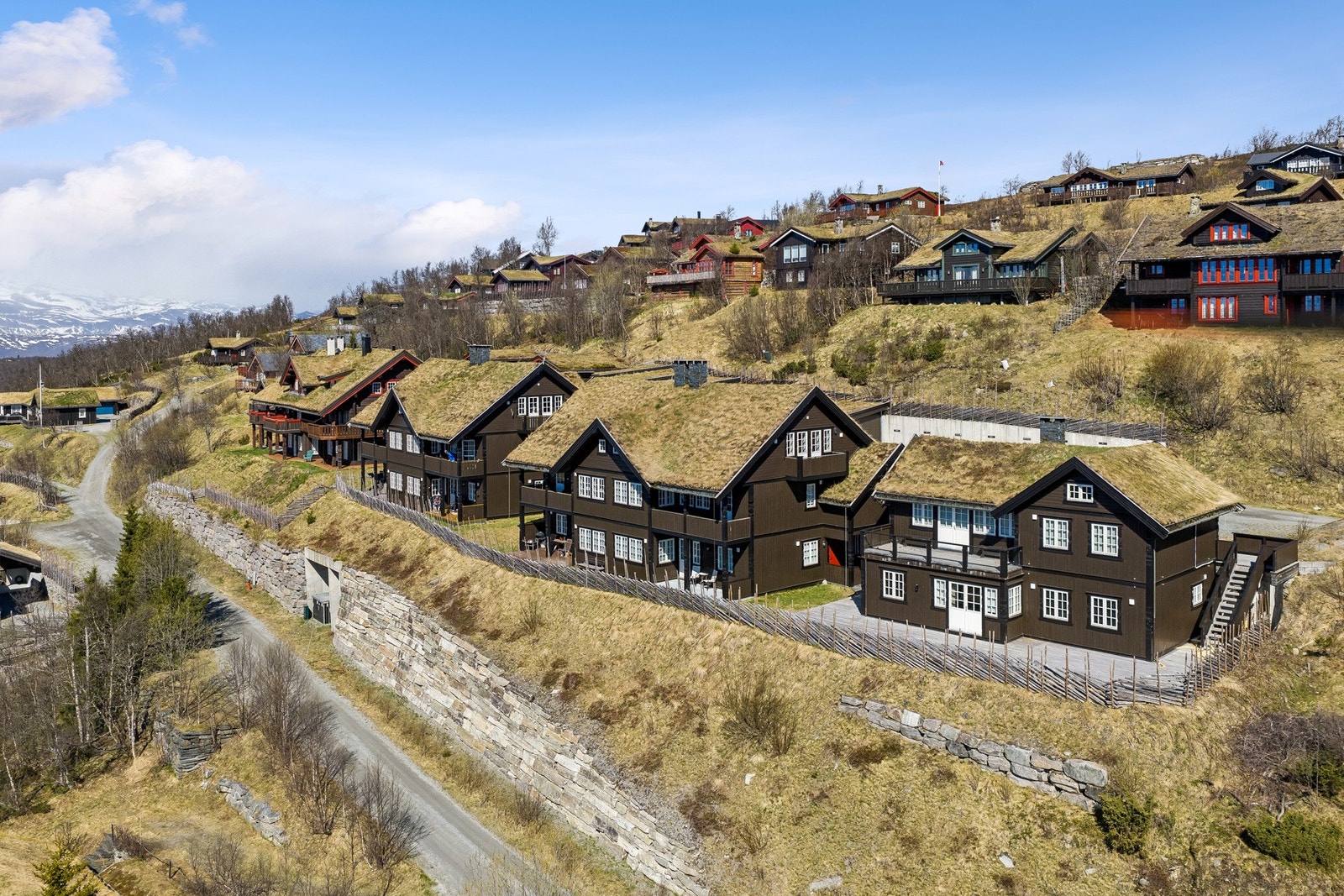 Dette er en perfekt fritidsbolig for deg som ønsker en komfortabel base i fjellandsbyen Beitostølen. Her er det lenge til man må utføre oppussing og den selges møblert - det er bare å flytte rett inn og starte det gode livet til fjells! Galleribilde