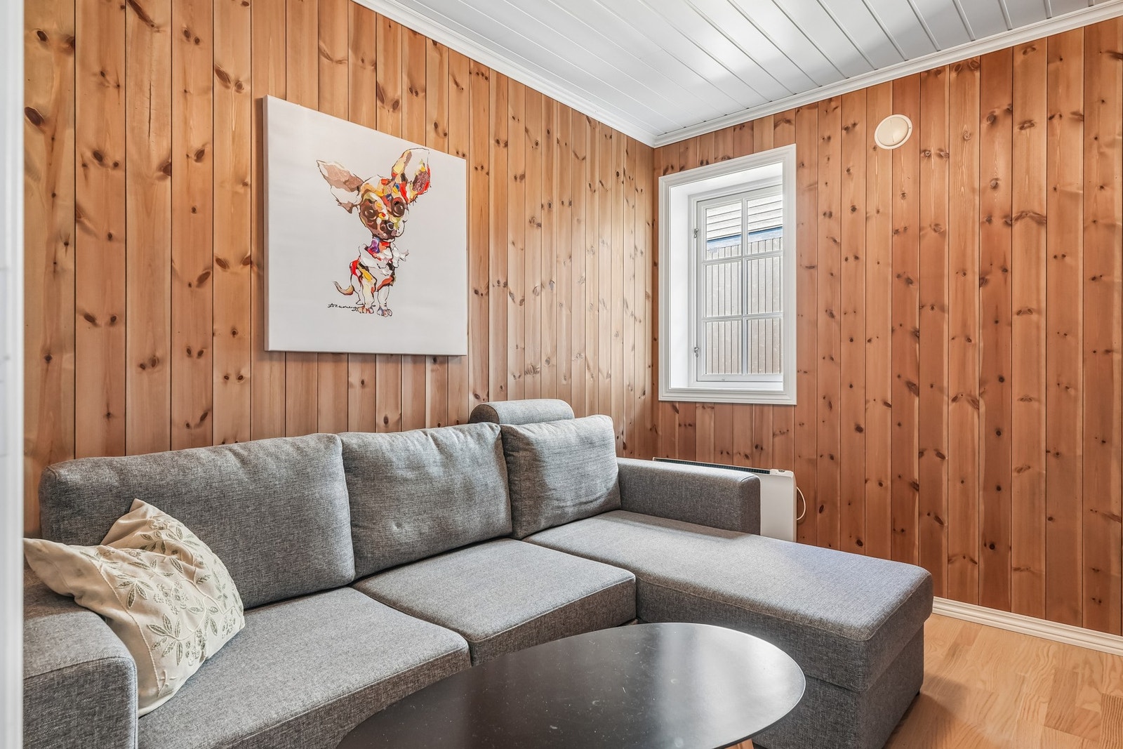 Det ene rommet er i dag innredet med sovesofa, dette gir fleksibel bruk av rommet Galleribilde