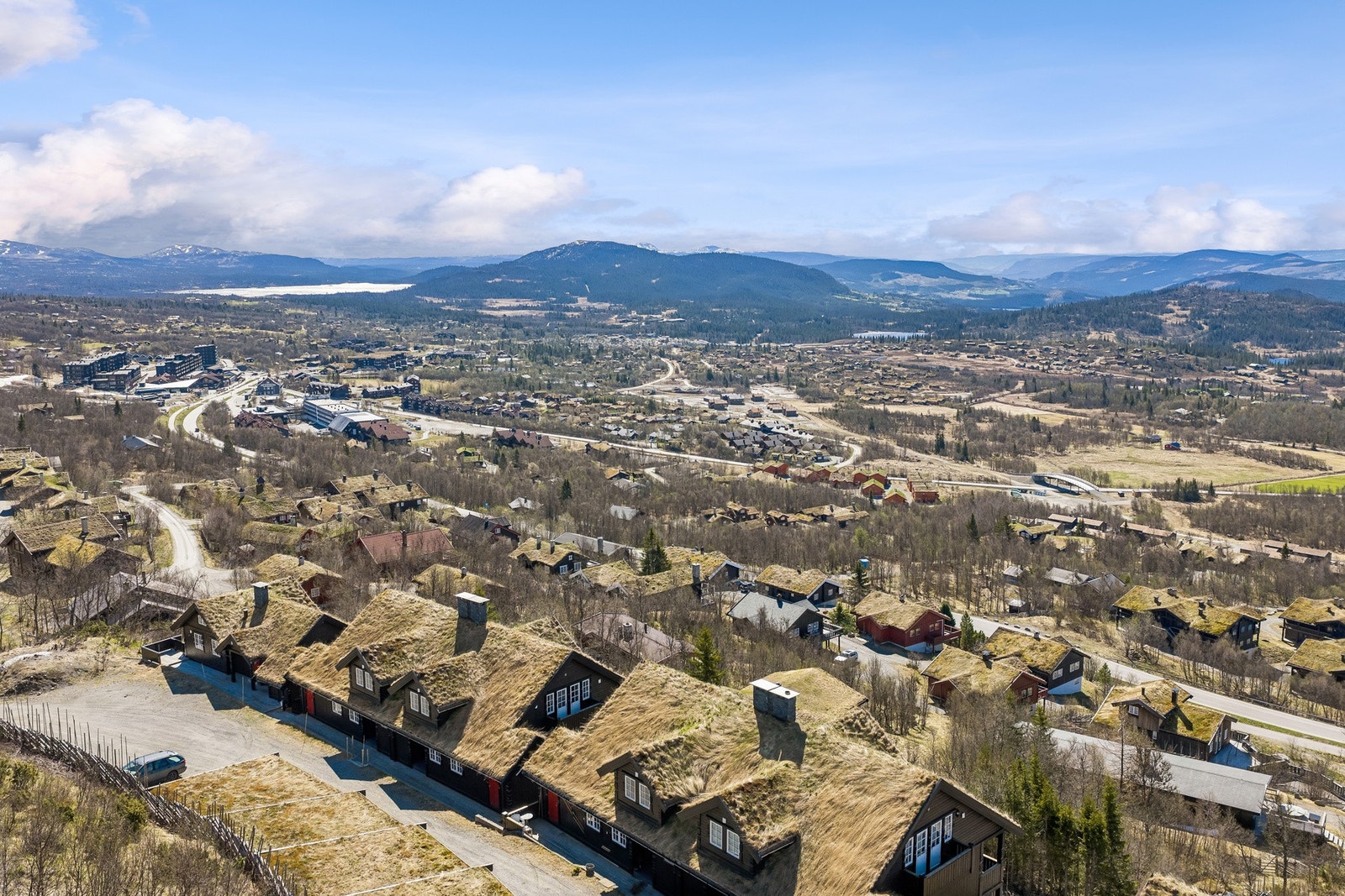 Gangavstand til sentrum og det yrende livet Beitostølen har å by på.
I enden av feltet kan man komme seg inn i alpinbakken Galleribilde