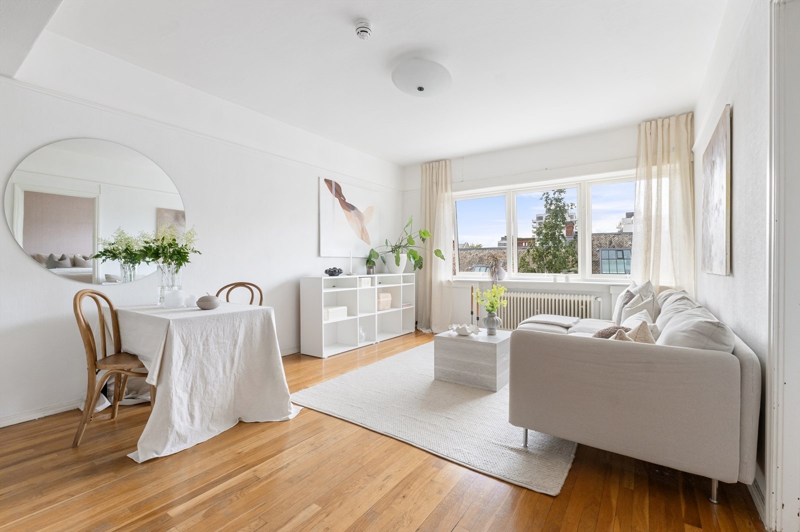 Leiligheten har store og flotte vindusflater som slipper inn godt med lys. Galleribilde